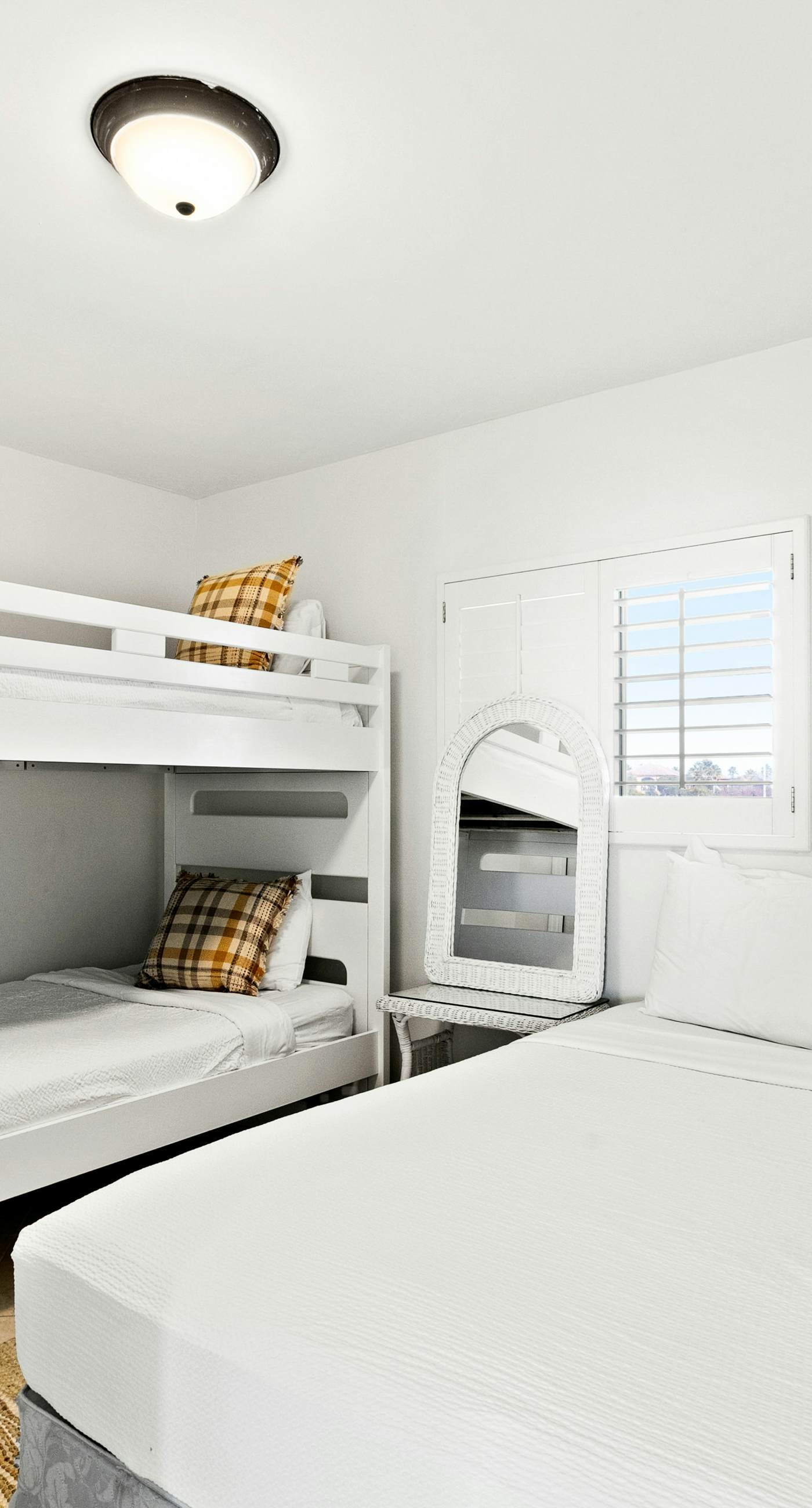 Large, updated condo - quick walk to beach & convenient to shopping