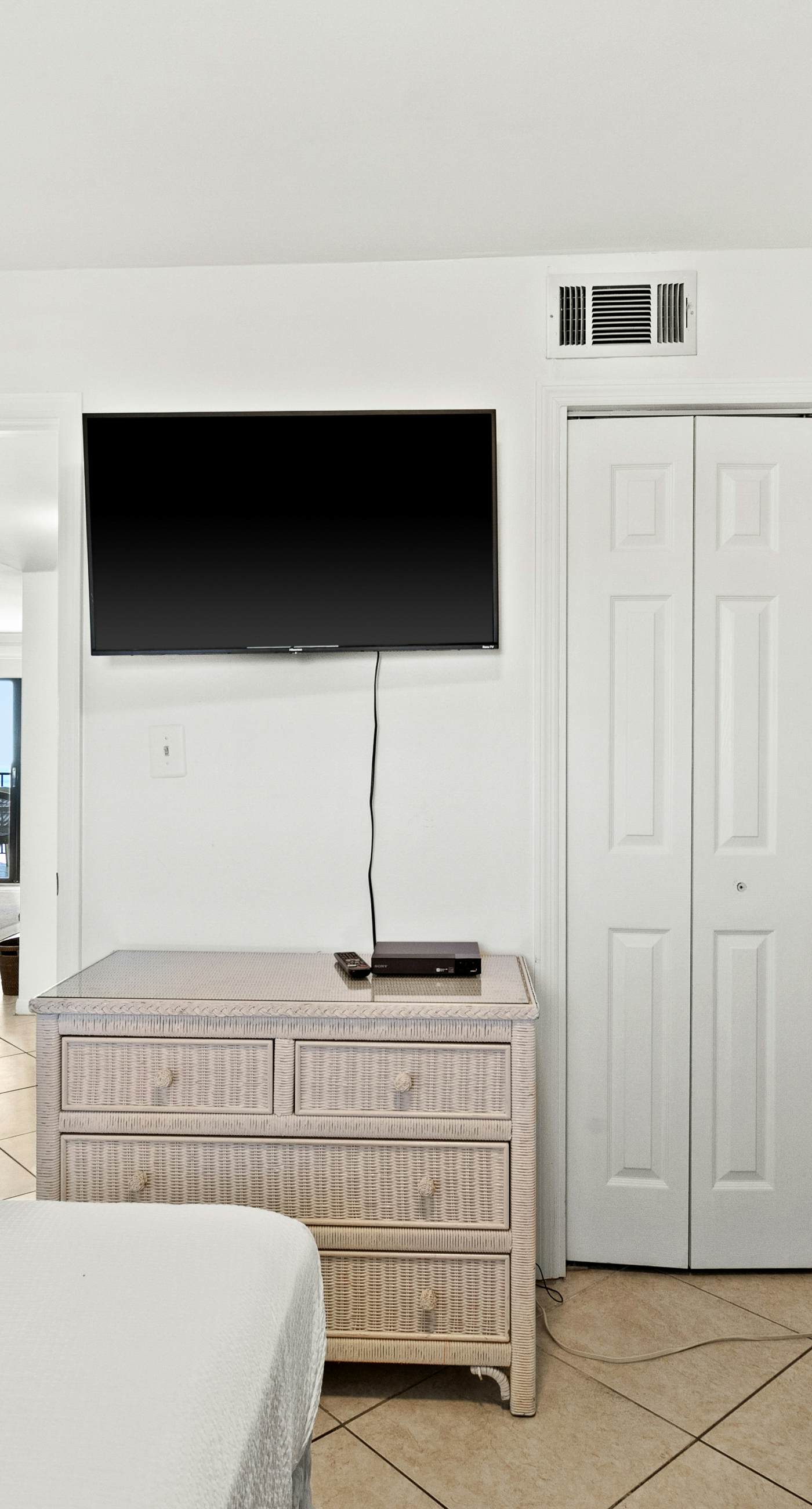 Large, updated condo - quick walk to beach & convenient to shopping