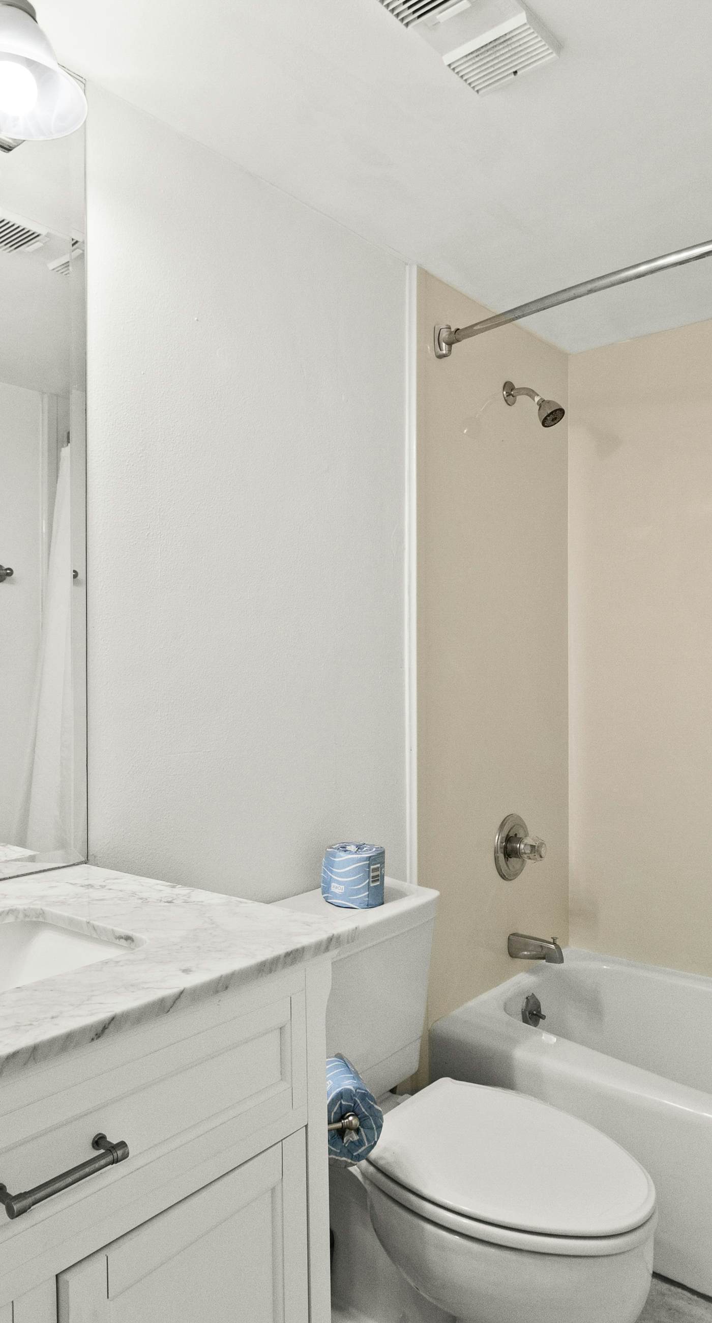 Large, updated condo - quick walk to beach & convenient to shopping