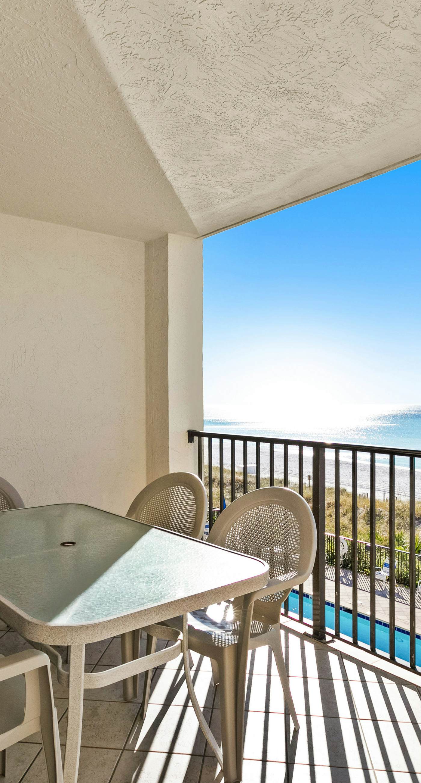 Large, updated condo - quick walk to beach & convenient to shopping