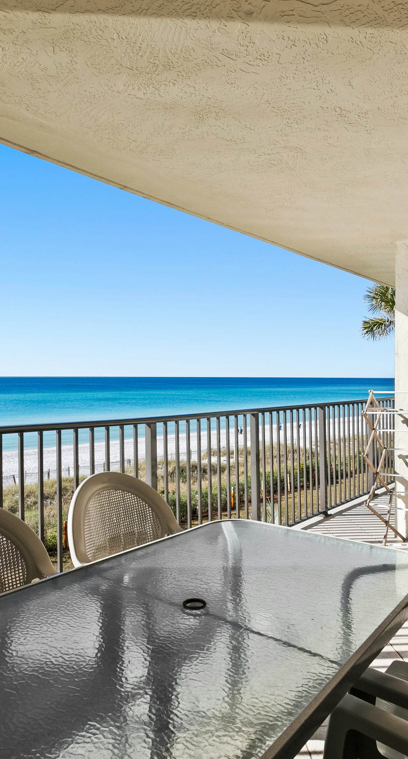 Large, updated condo - quick walk to beach & convenient to shopping