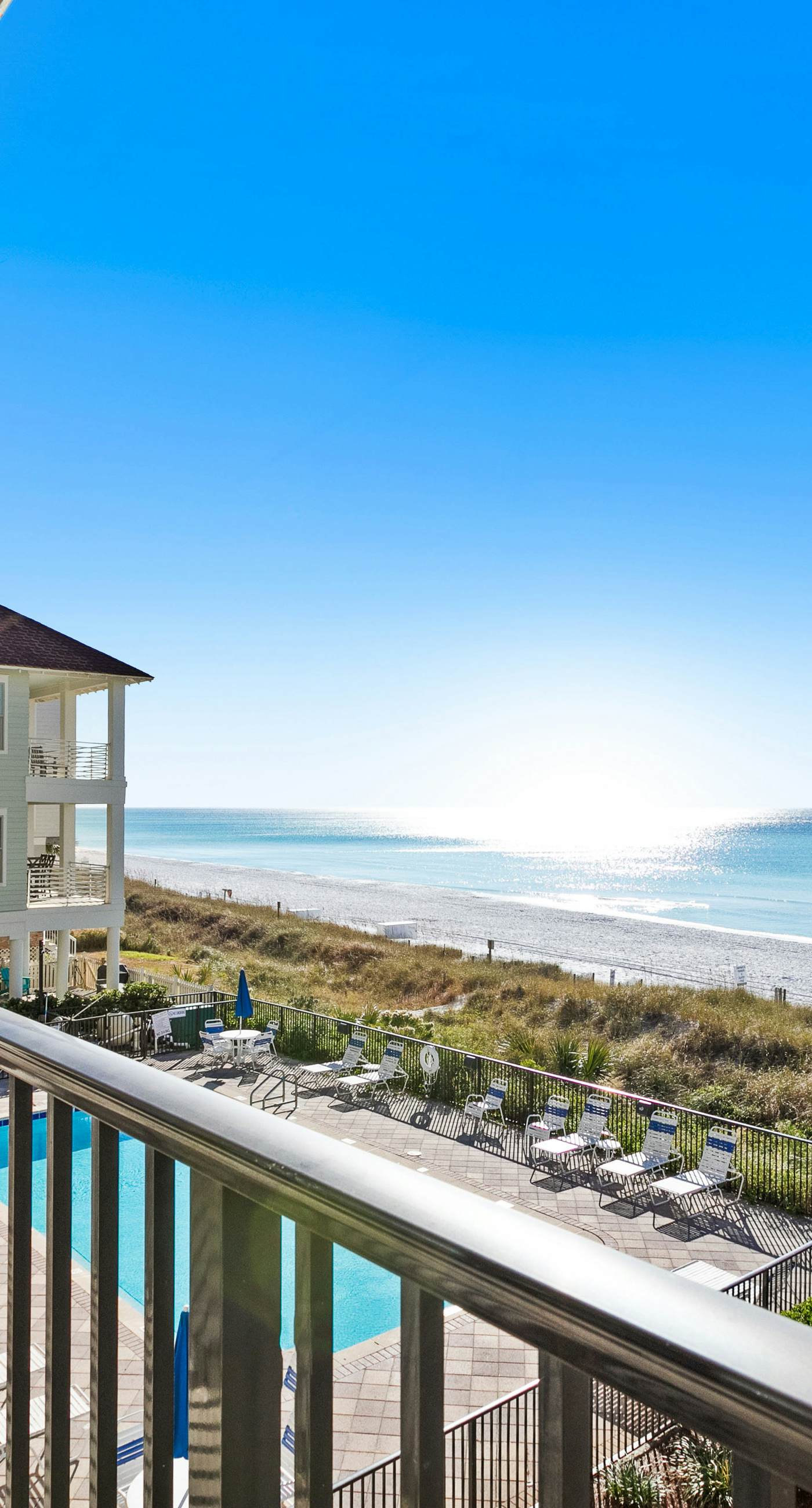 Large, updated condo - quick walk to beach & convenient to shopping