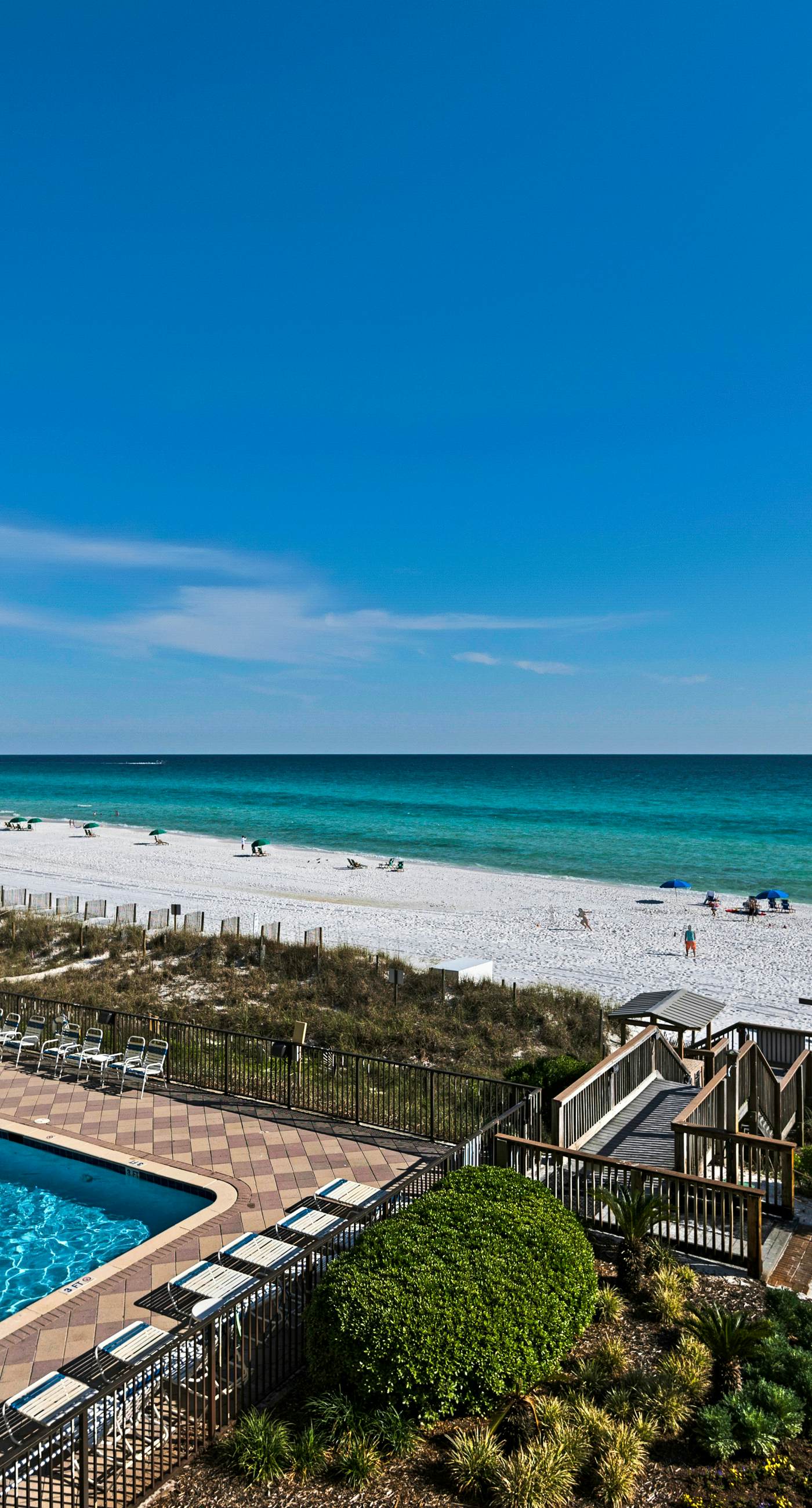 Large, updated condo - quick walk to beach & convenient to shopping