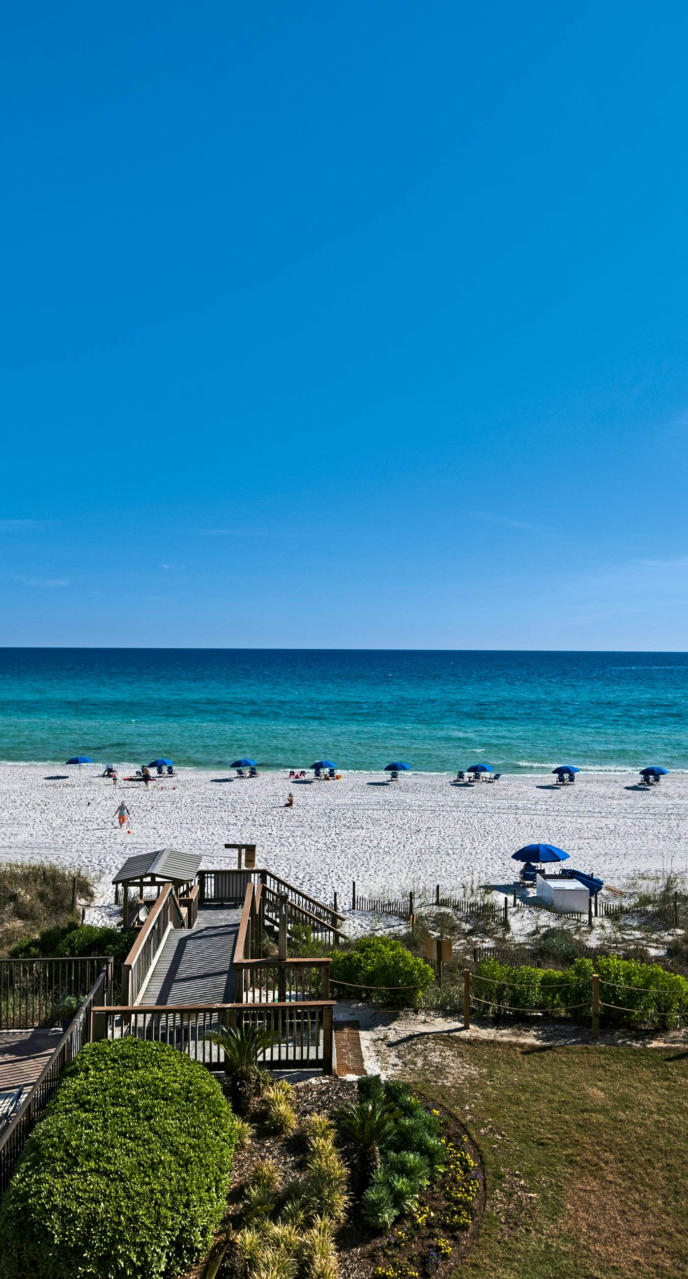 Large, updated condo - quick walk to beach & convenient to shopping