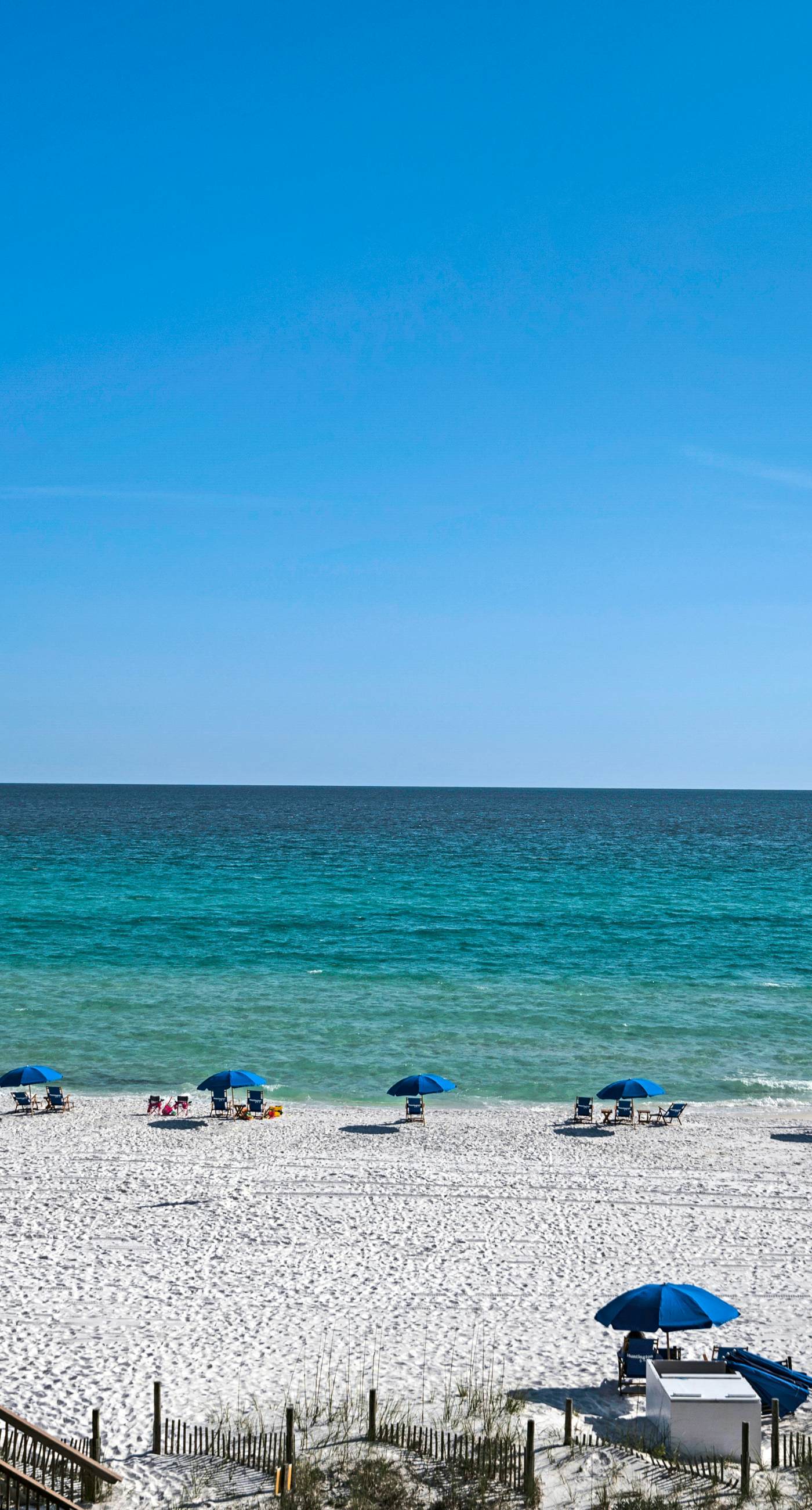 Large, updated condo - quick walk to beach & convenient to shopping