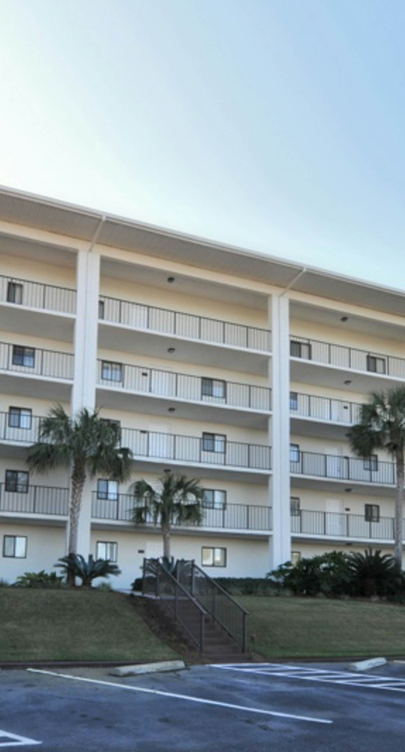 Large, updated condo - quick walk to beach & convenient to shopping