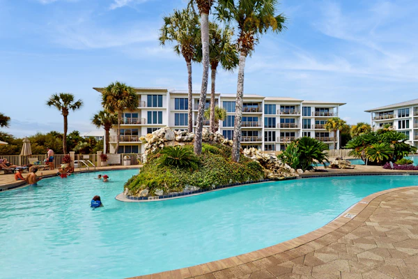 Gorgeous home with tennis, pickleball, pool & hot tub - steps from the beach