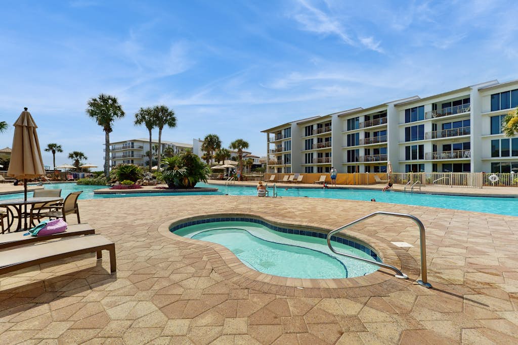 Gorgeous home with tennis, pickleball, pool & hot tub - steps from the beach