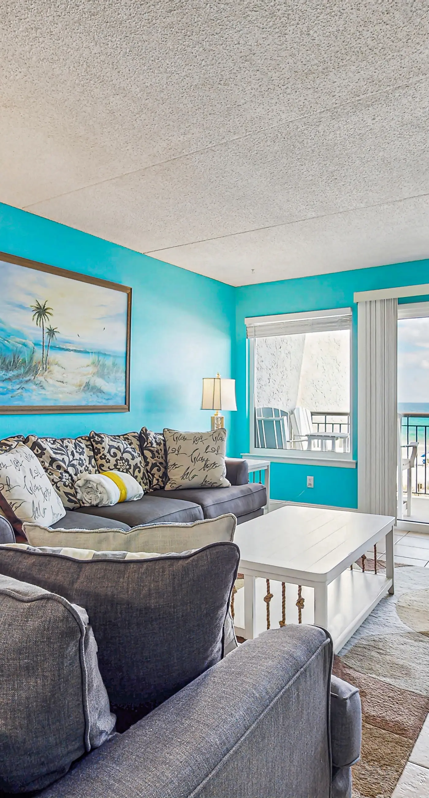 Island Echos 3E. Comfortable beachfront condo with beach setup - quick drive to dining!