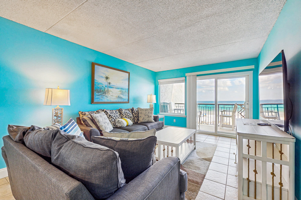 Island Echos 3E. Comfortable beachfront condo with beach setup - quick drive to dining!
