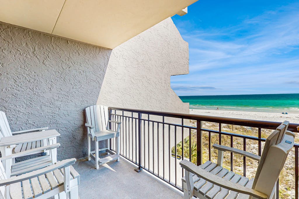 Island Echos 3E. Comfortable beachfront condo with beach setup - quick drive to dining!