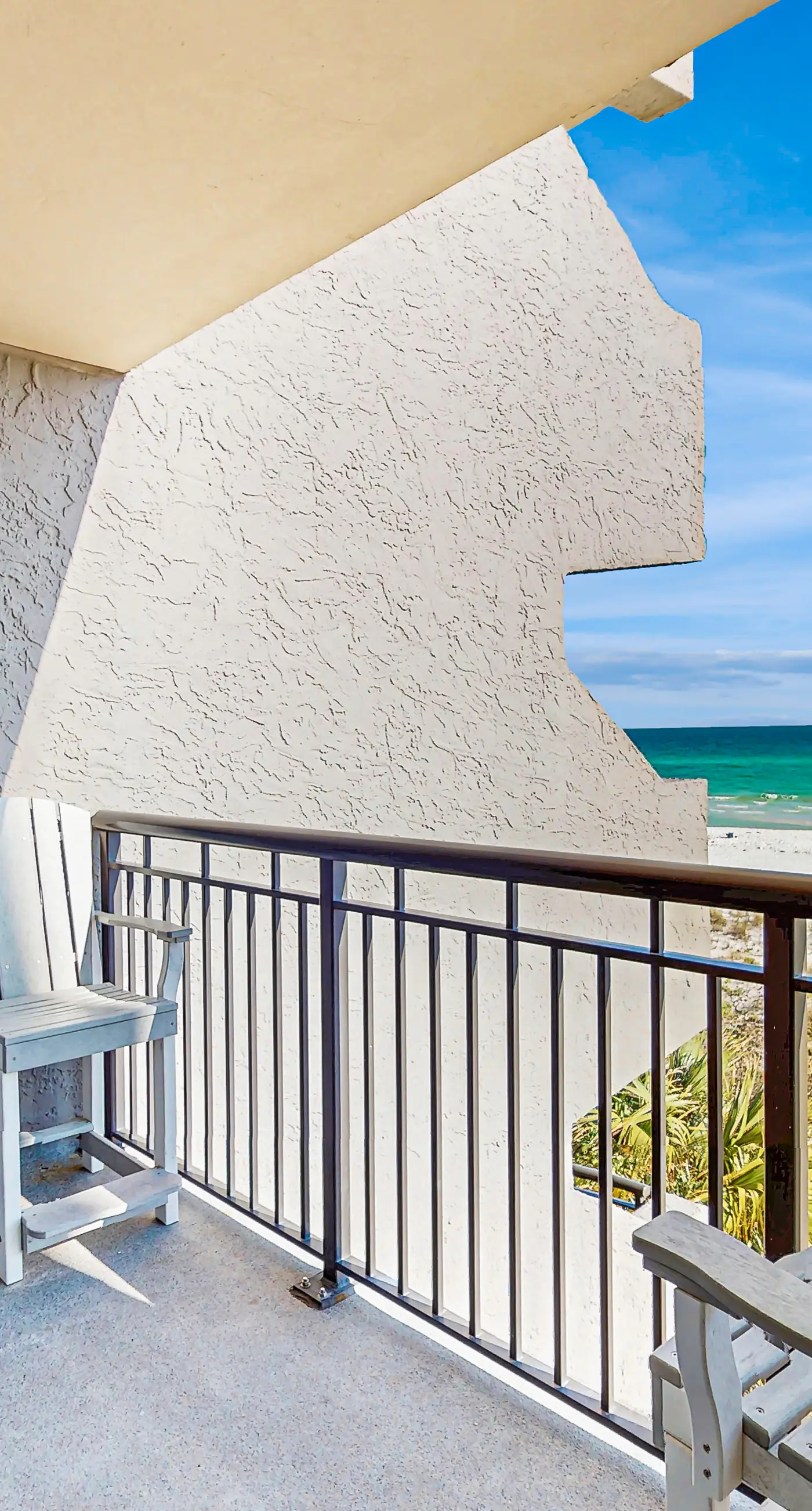 Island Echos 3E. Comfortable beachfront condo with beach setup - quick drive to dining!