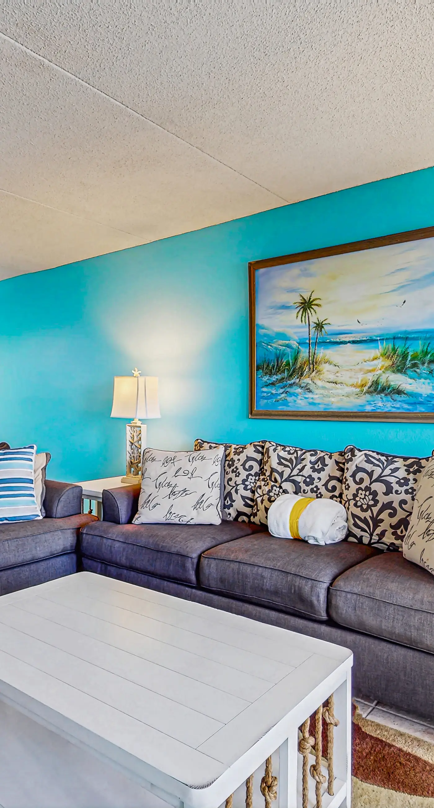 Island Echos 3E. Comfortable beachfront condo with beach setup - quick drive to dining!