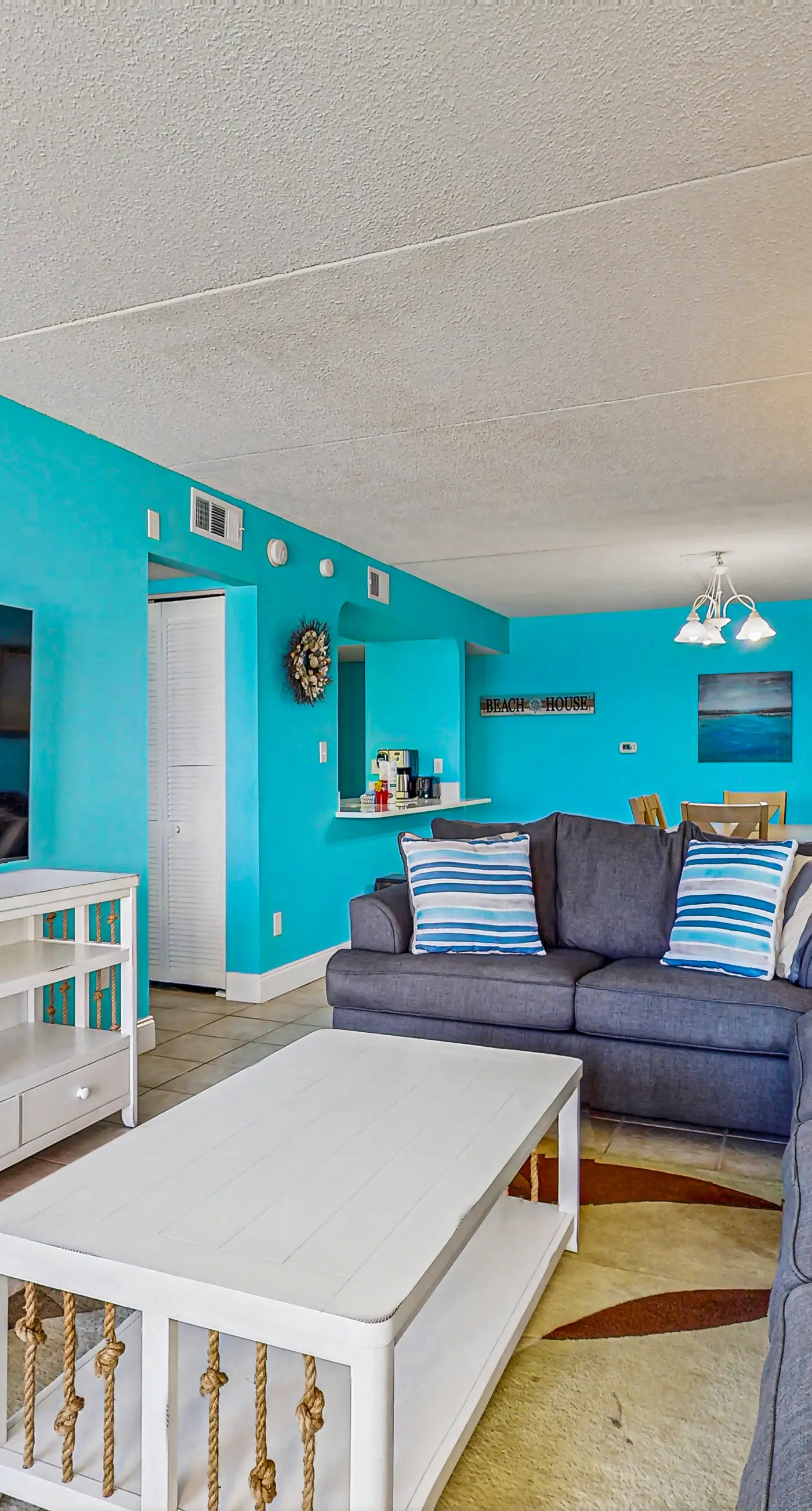 Island Echos 3E. Comfortable beachfront condo with beach setup - quick drive to dining!