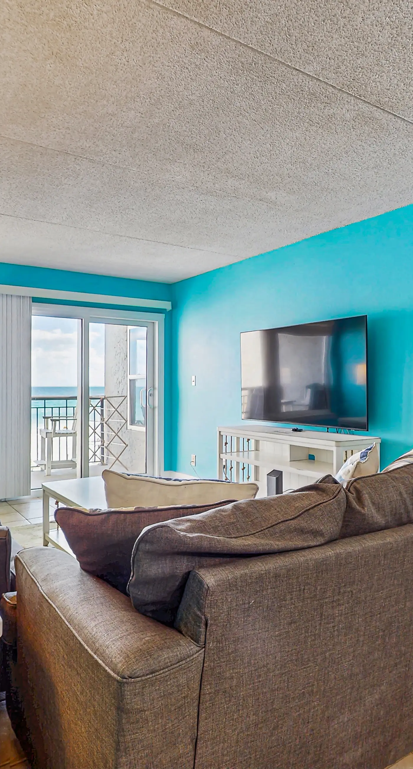 Island Echos 3E. Comfortable beachfront condo with beach setup - quick drive to dining!