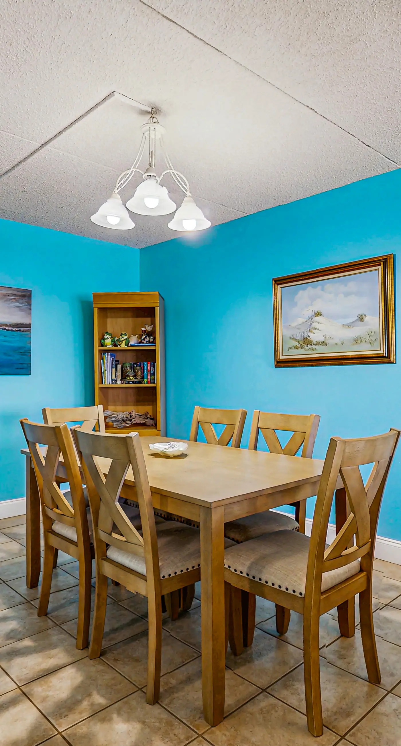 Island Echos 3E. Comfortable beachfront condo with beach setup - quick drive to dining!