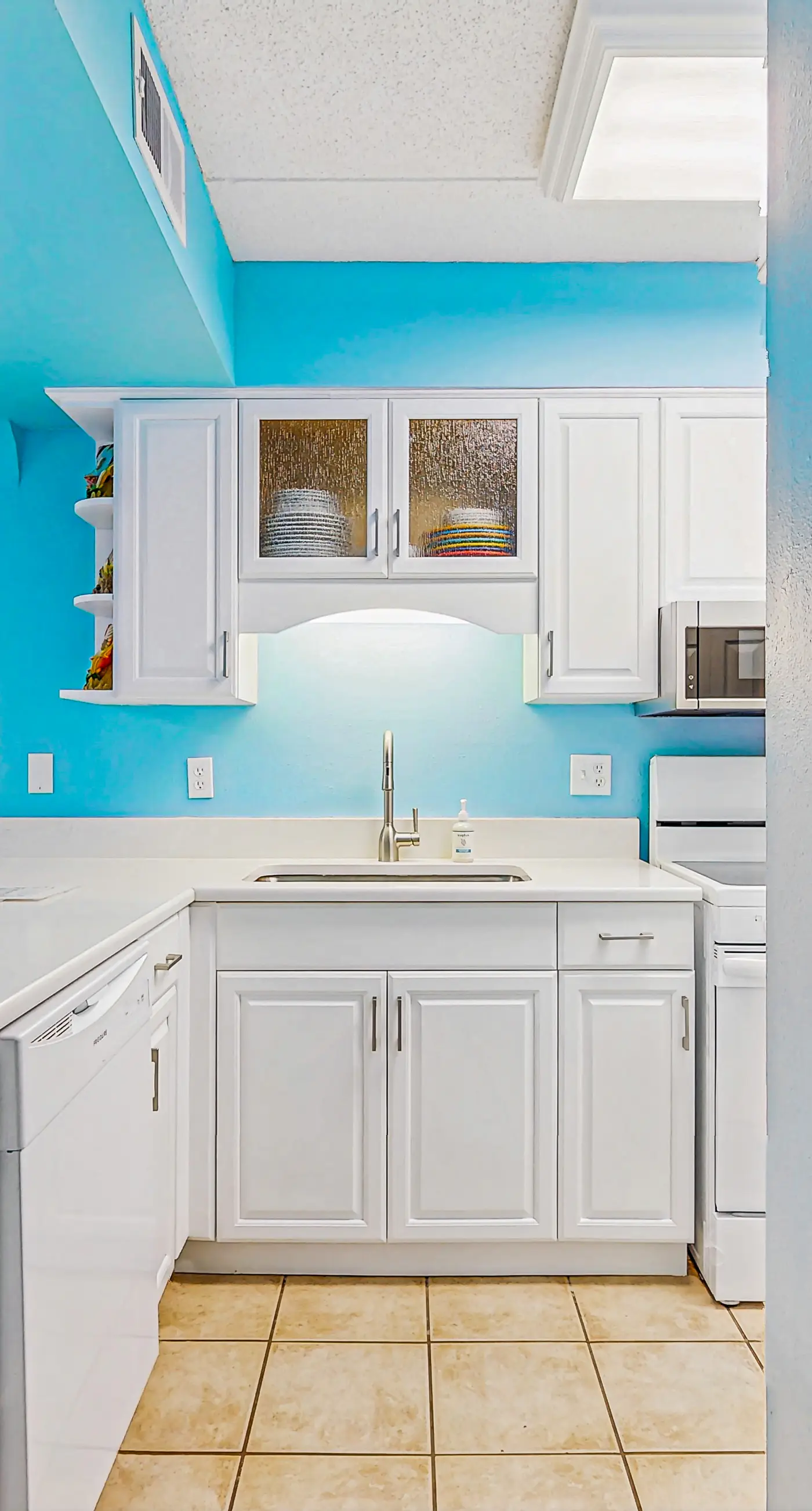 Island Echos 3E. Comfortable beachfront condo with beach setup - quick drive to dining!