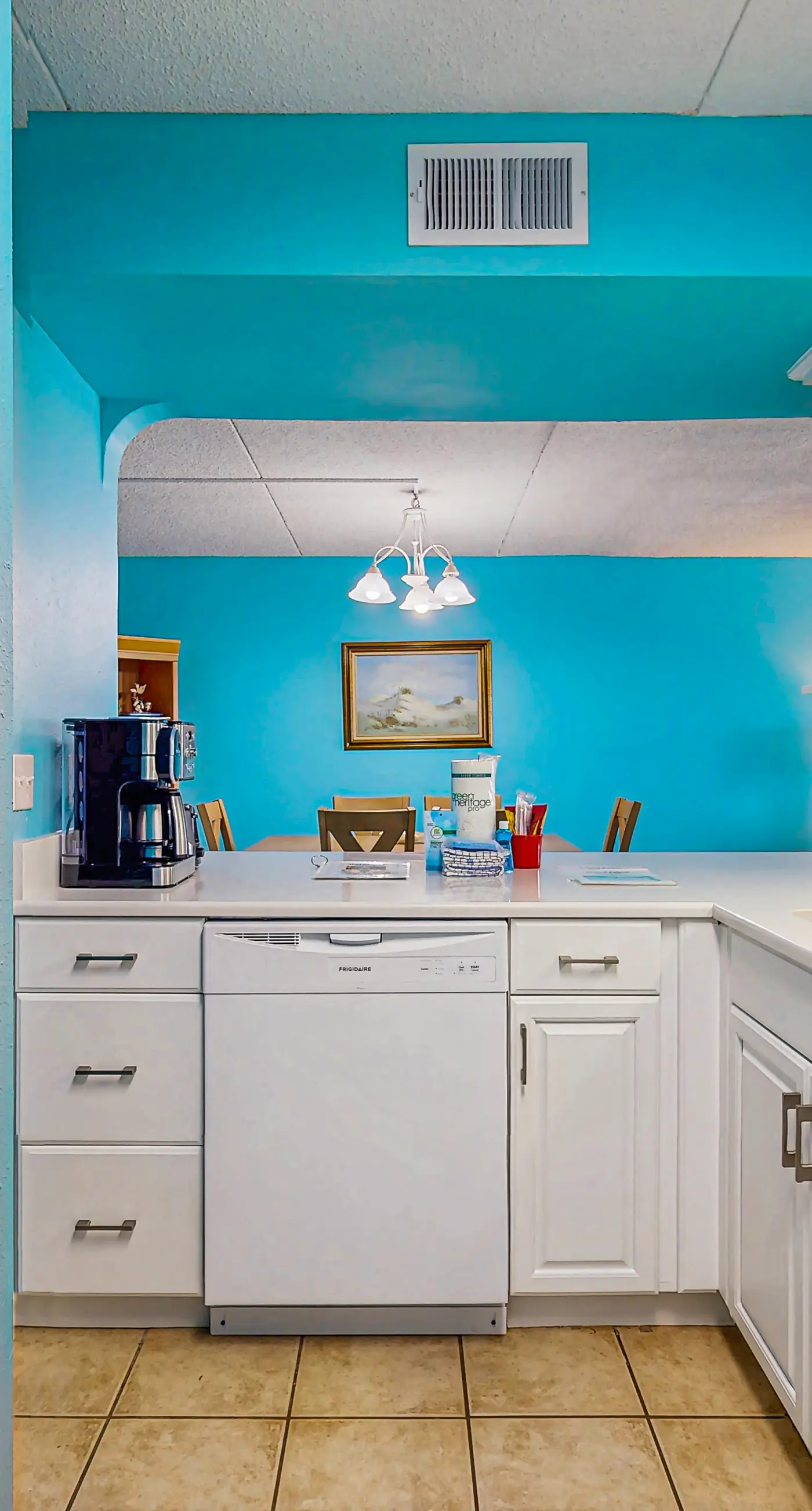 Island Echos 3E. Comfortable beachfront condo with beach setup - quick drive to dining!