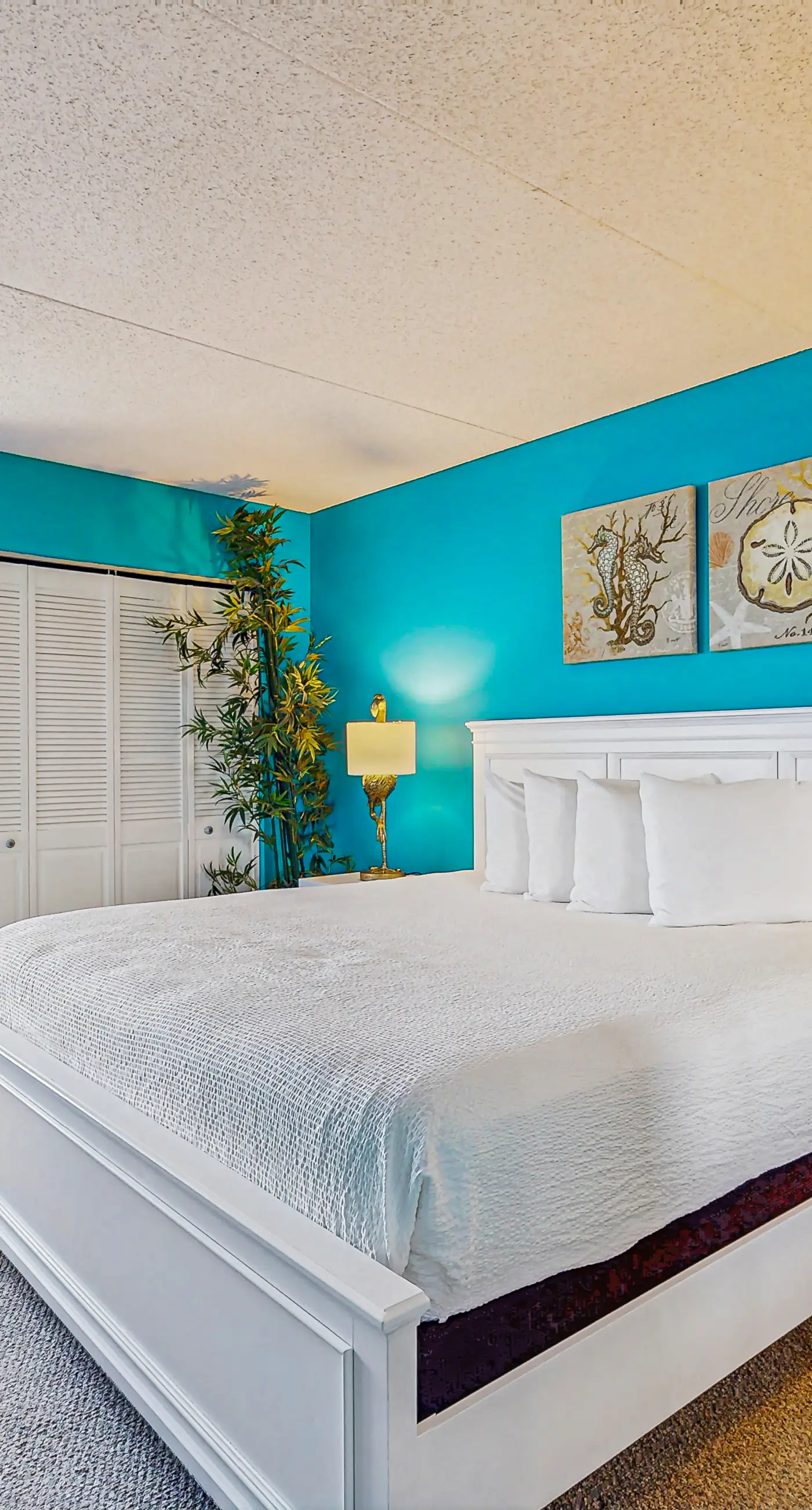 Island Echos 3E. Comfortable beachfront condo with beach setup - quick drive to dining!