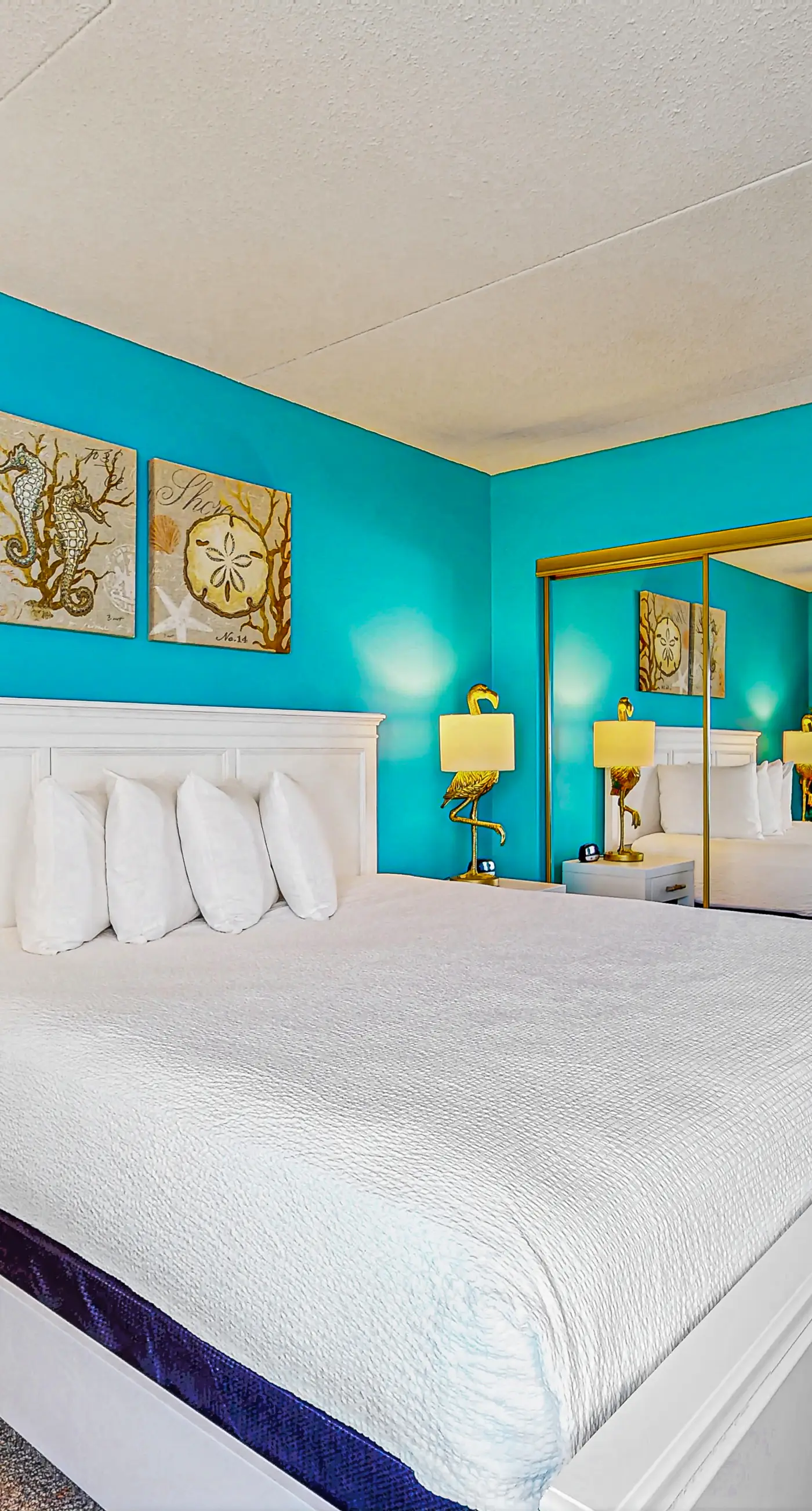 Island Echos 3E. Comfortable beachfront condo with beach setup - quick drive to dining!