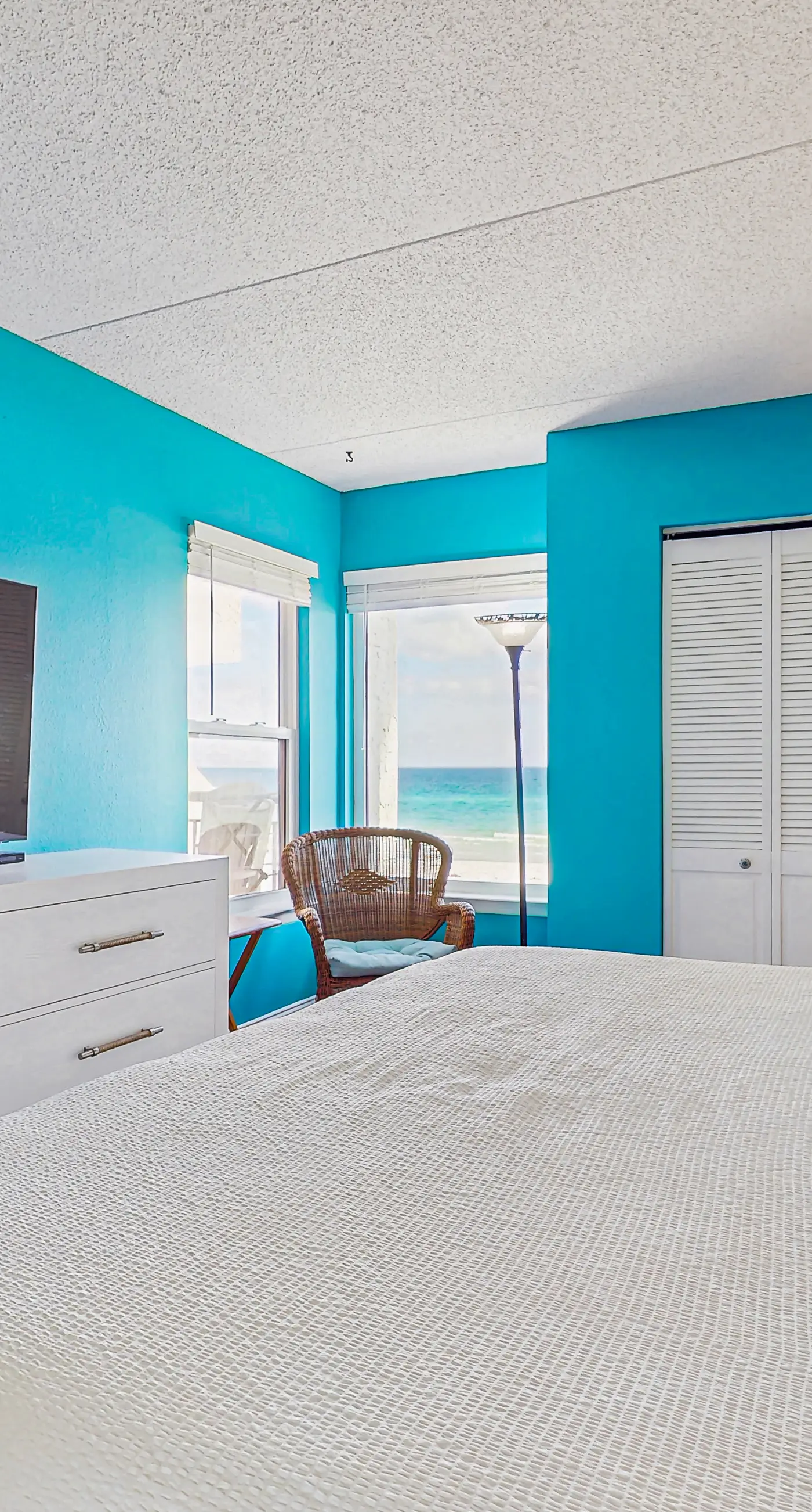 Island Echos 3E. Comfortable beachfront condo with beach setup - quick drive to dining!