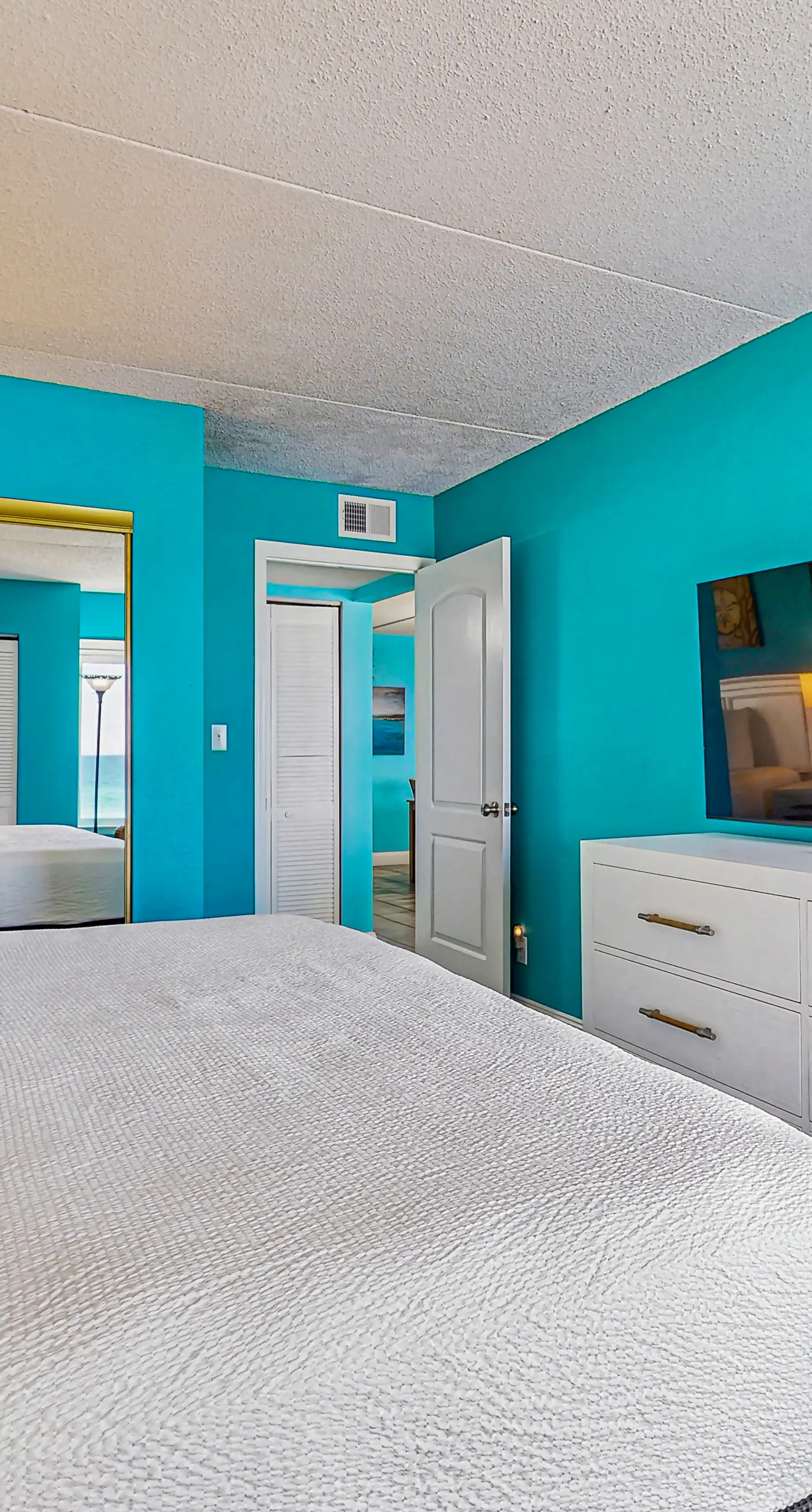 Island Echos 3E. Comfortable beachfront condo with beach setup - quick drive to dining!