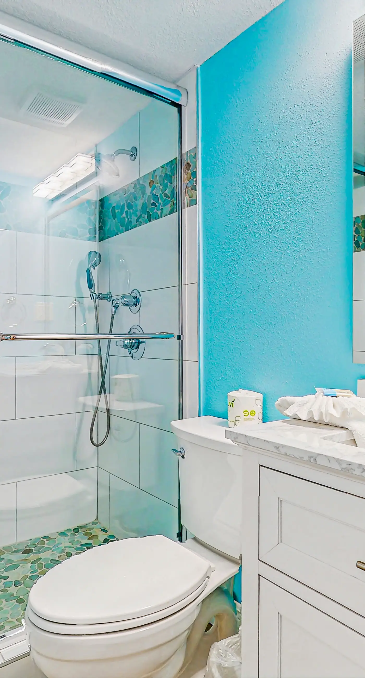 Island Echos 3E. Comfortable beachfront condo with beach setup - quick drive to dining!