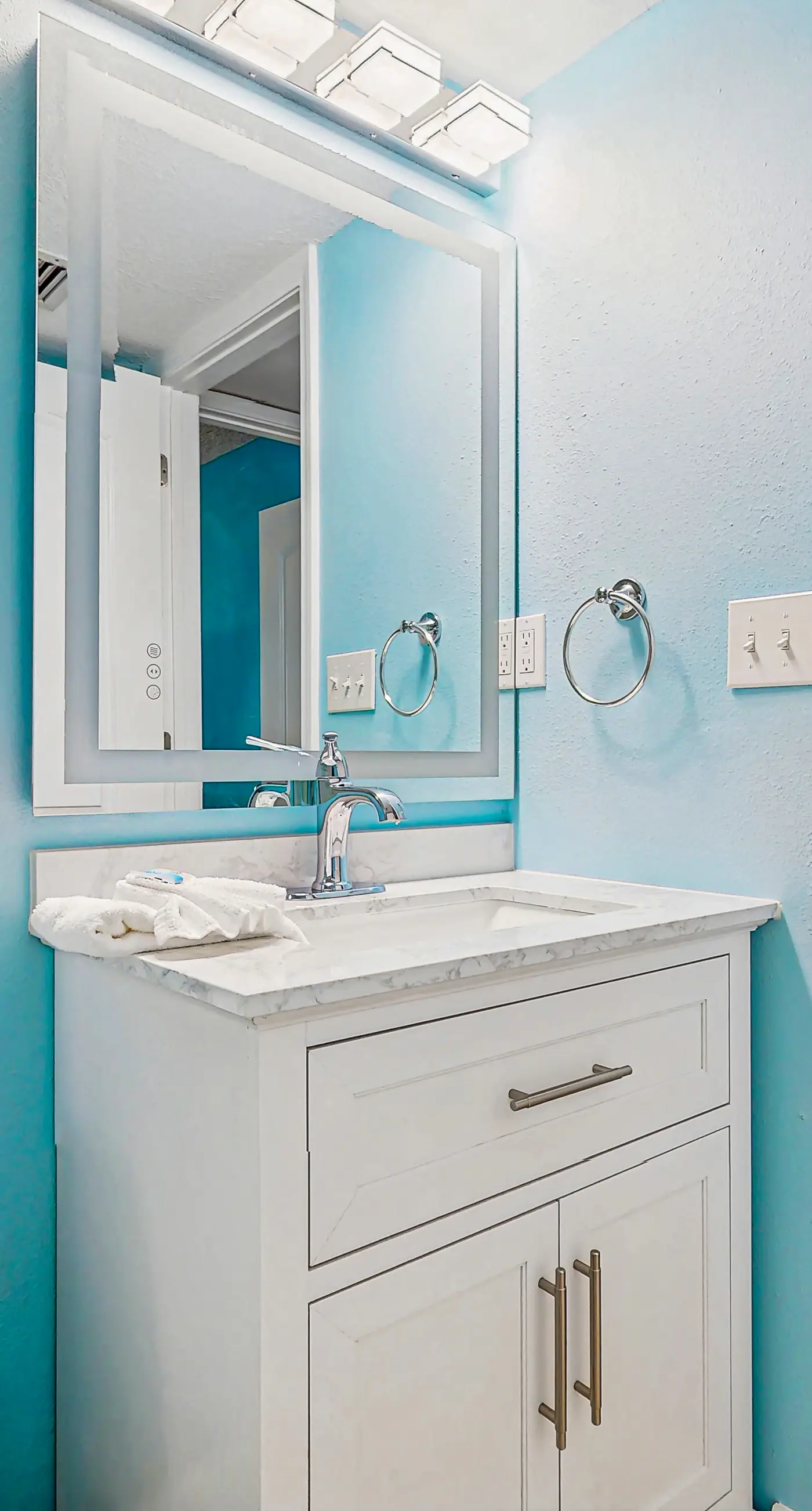 Island Echos 3E. Comfortable beachfront condo with beach setup - quick drive to dining!