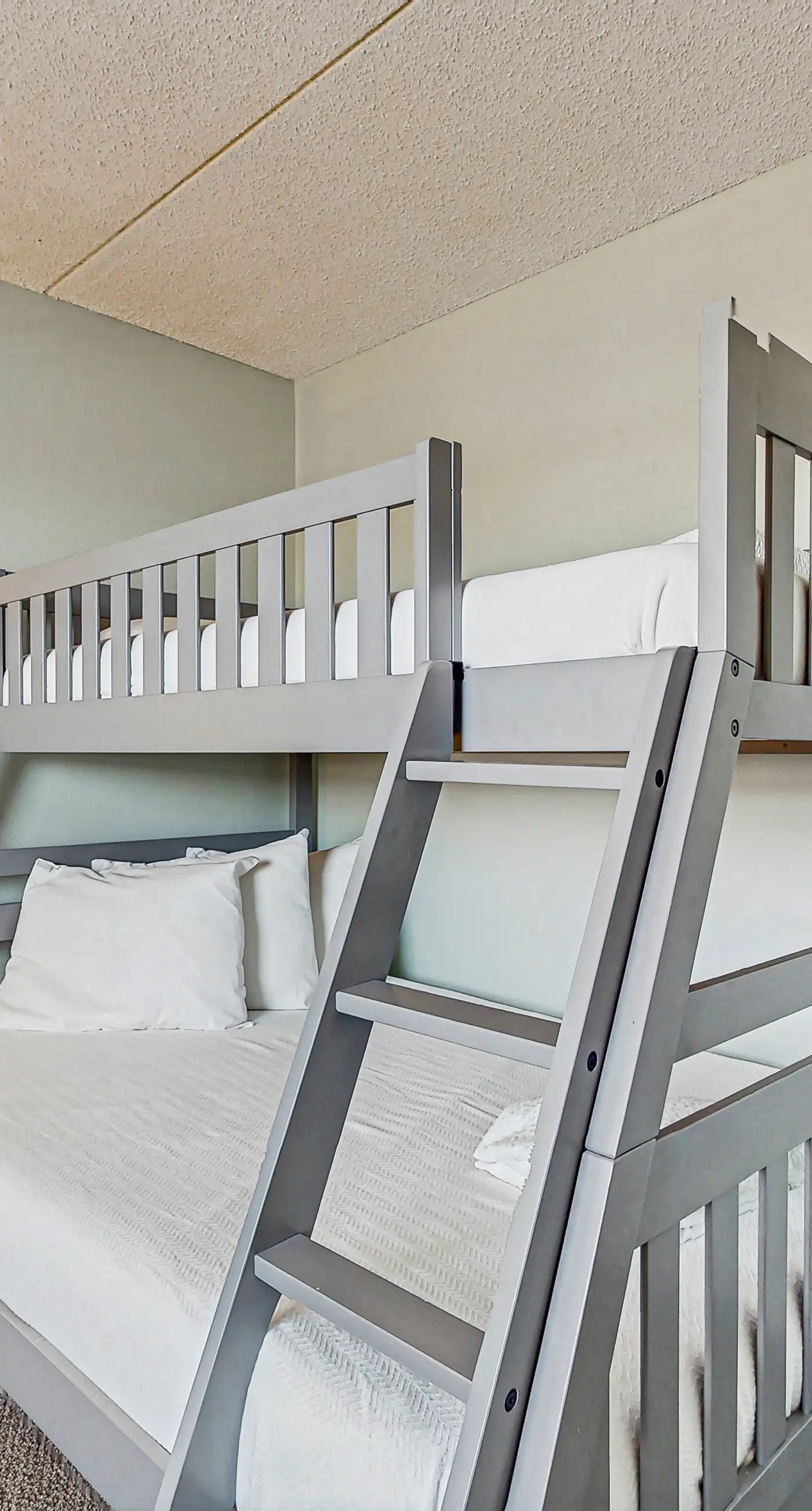 Island Echos 3E. Comfortable beachfront condo with beach setup - quick drive to dining!