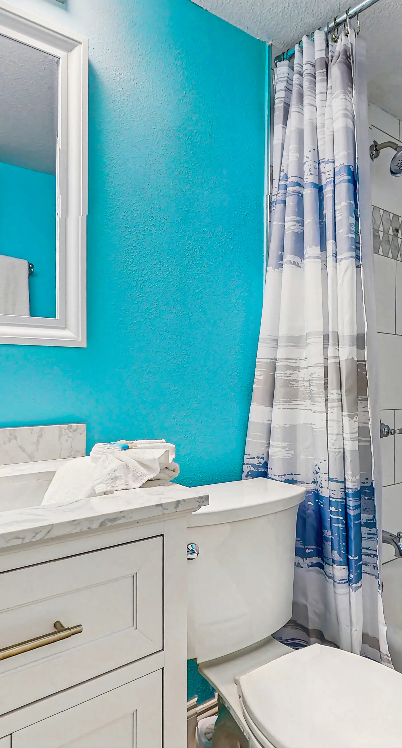 Island Echos 3E. Comfortable beachfront condo with beach setup - quick drive to dining!