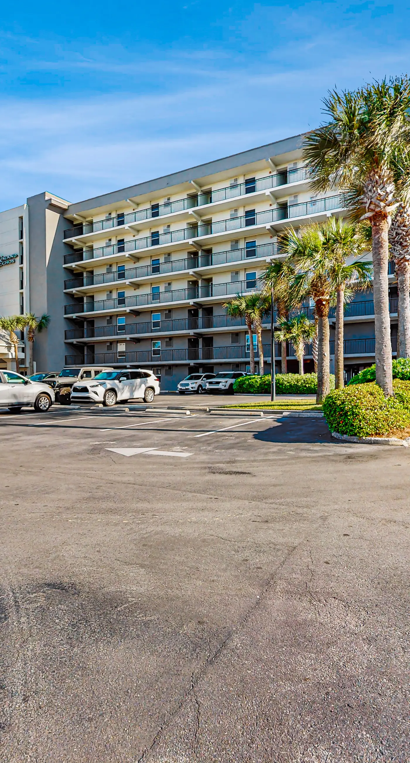 Island Echos 3E. Comfortable beachfront condo with beach setup - quick drive to dining!
