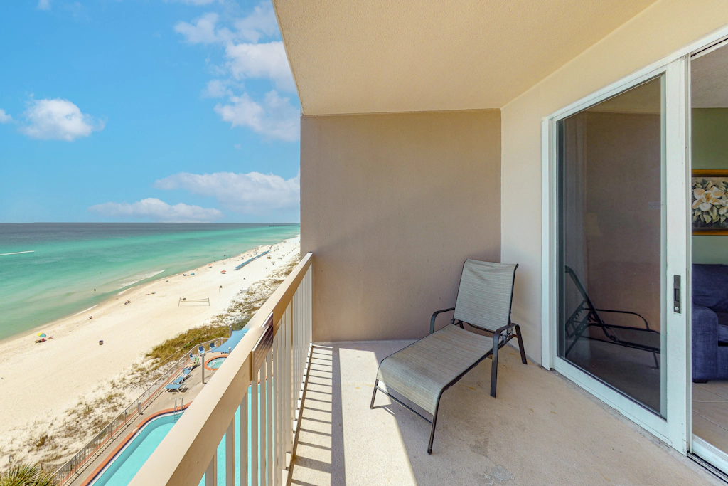 Lovely beachfront condo with stunning views, pools & kids' water play area