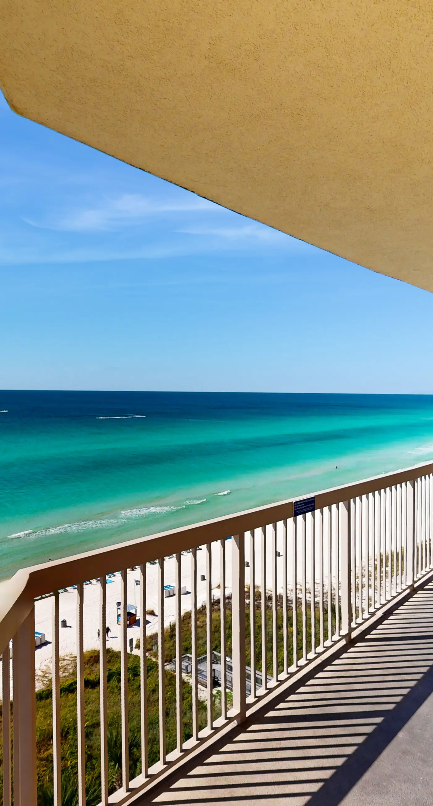 Snow-bird friendly top-floor corner condo with Gulf views, pools & gym