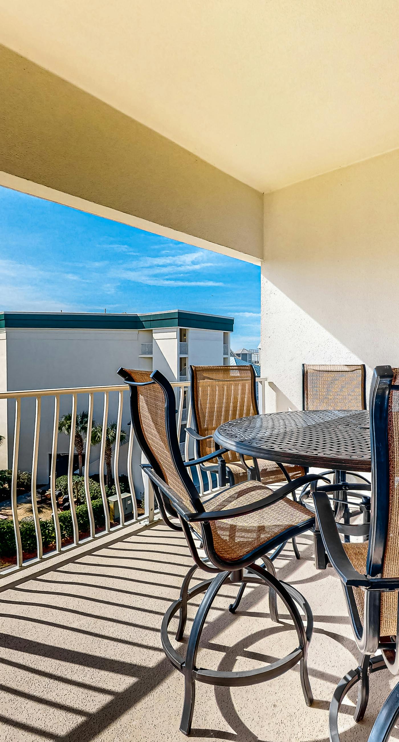 Lovely home with pool & Gulf views, covered parking, bikes & pickleball