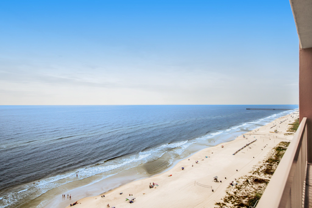 Inviting & spacious 18th-floor condo with tropical pools & gym - walk to the beach