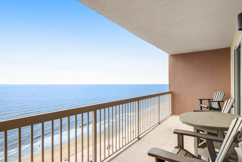 Inviting & spacious 18th-floor condo with tropical pools & gym - walk to the beach
