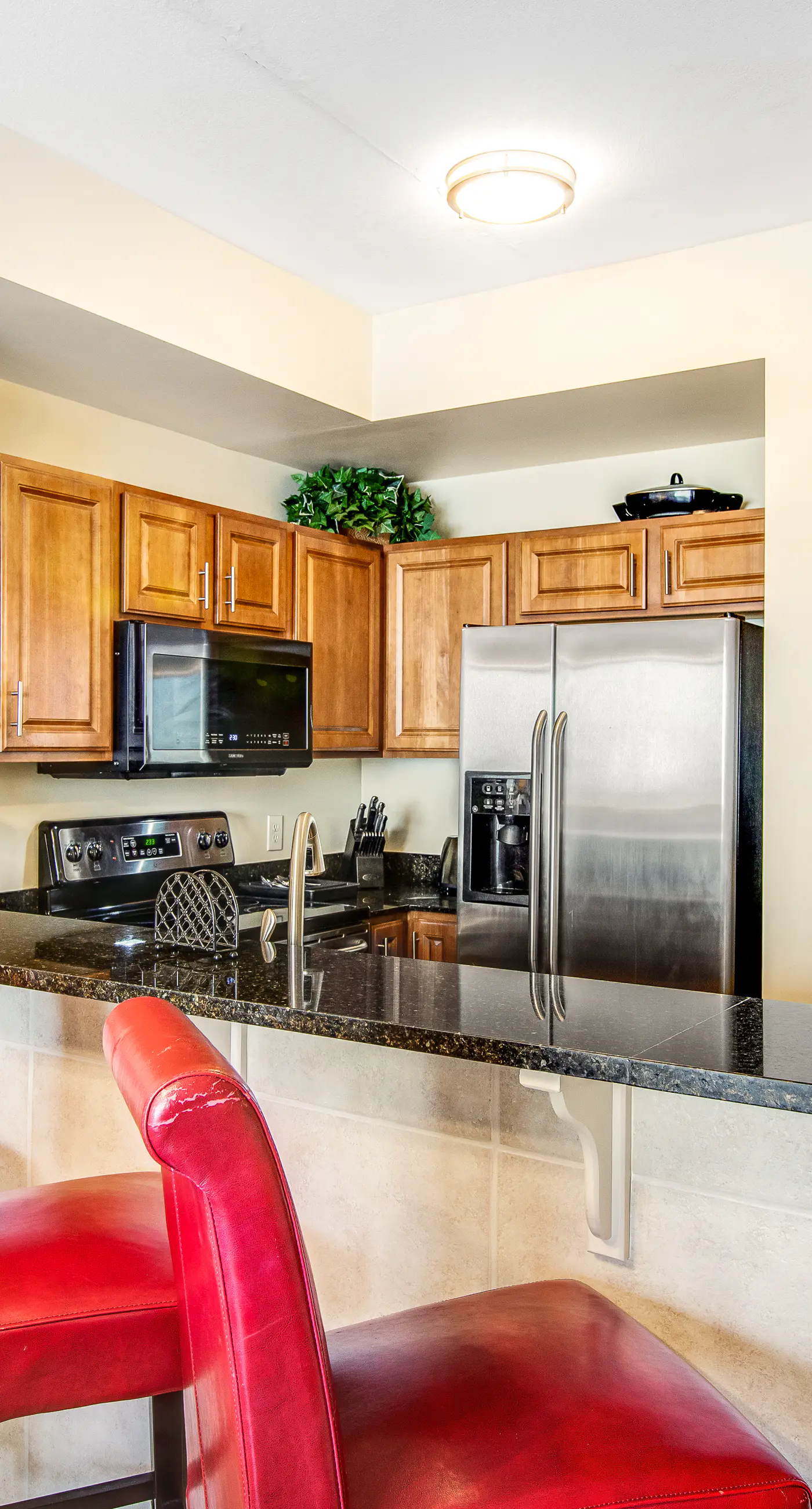 Inviting & spacious 18th-floor condo with tropical pools & gym - walk to the beach