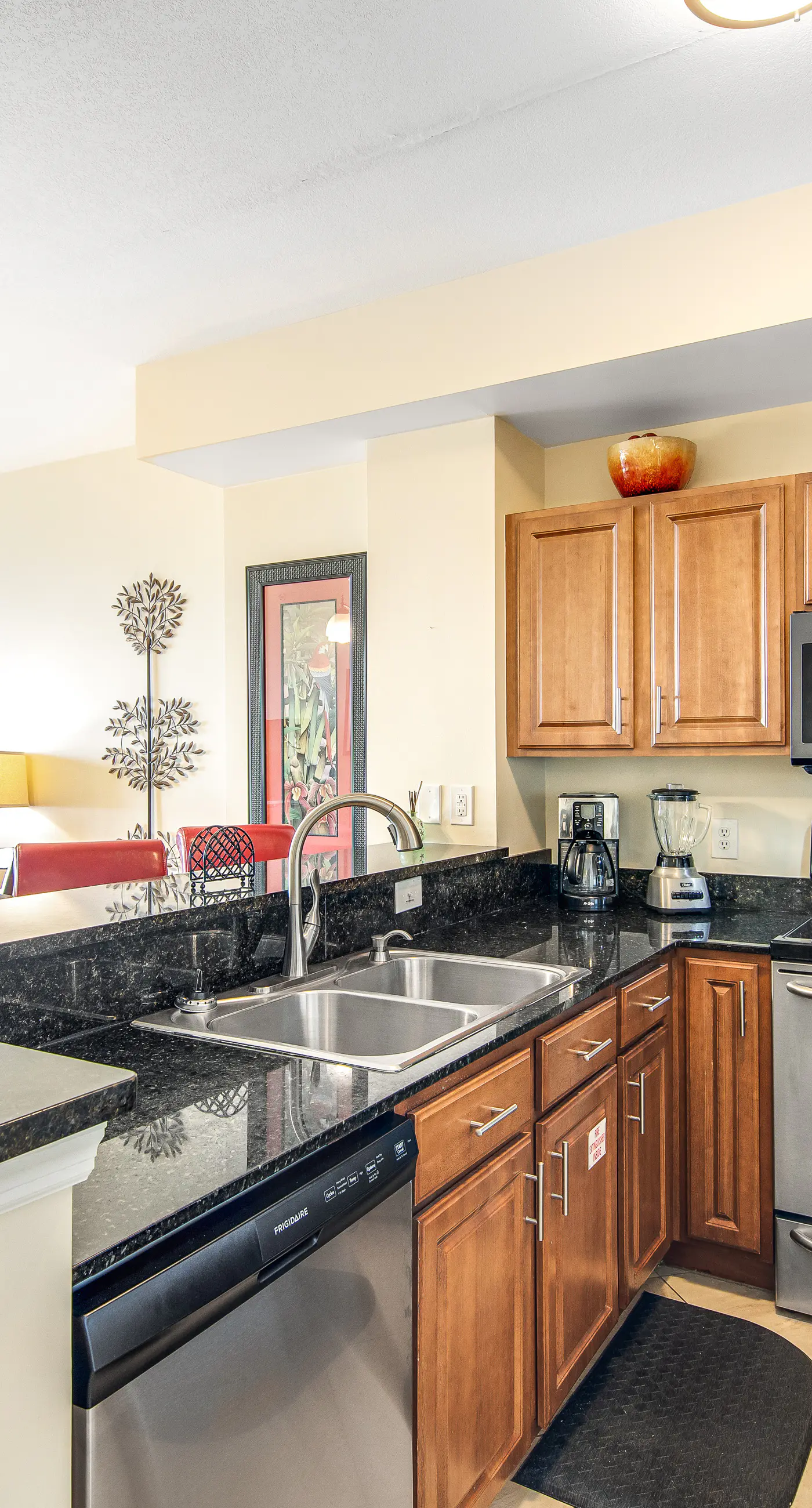 Inviting & spacious 18th-floor condo with tropical pools & gym - walk to the beach