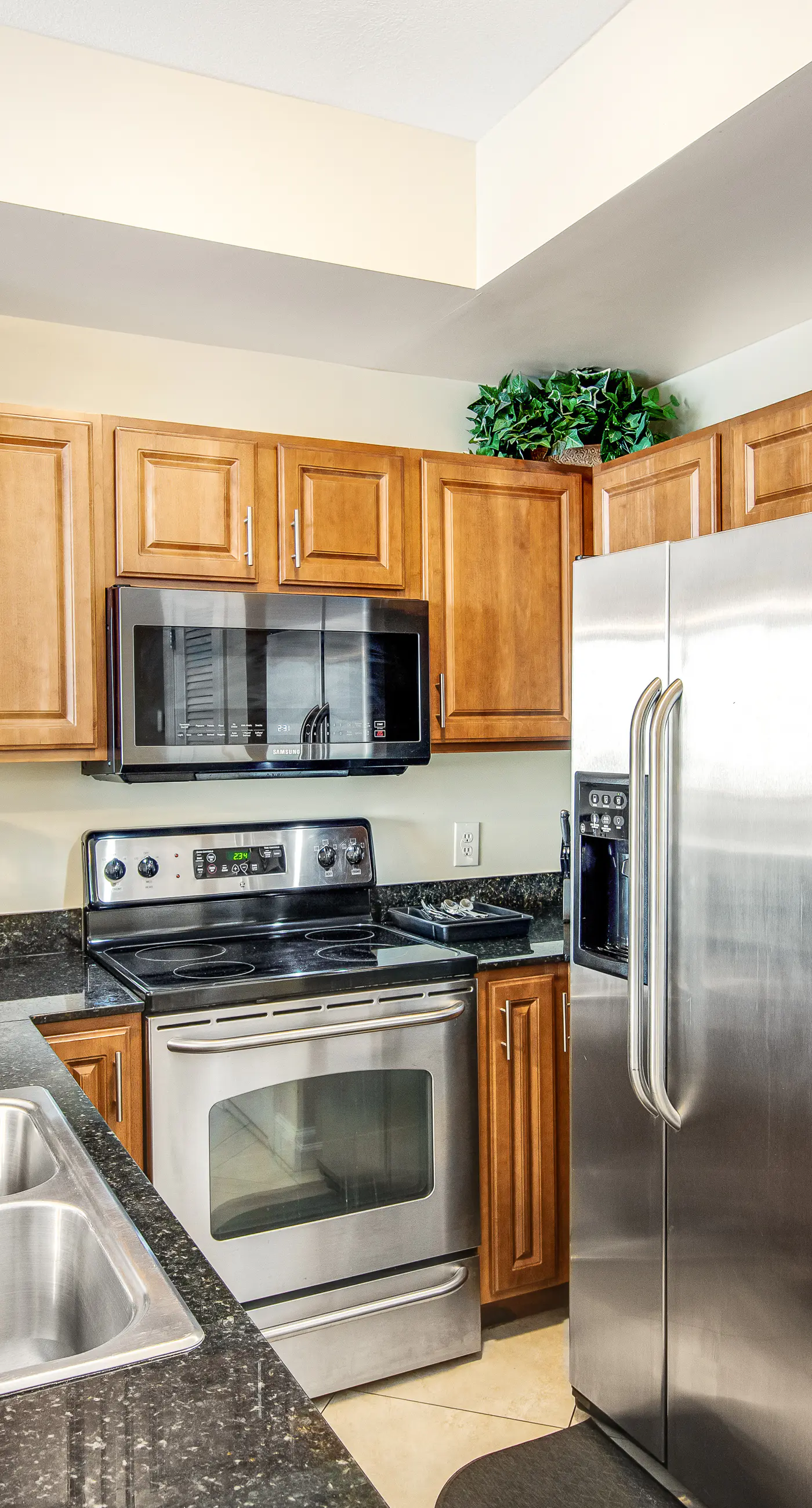 Inviting & spacious 18th-floor condo with tropical pools & gym - walk to the beach