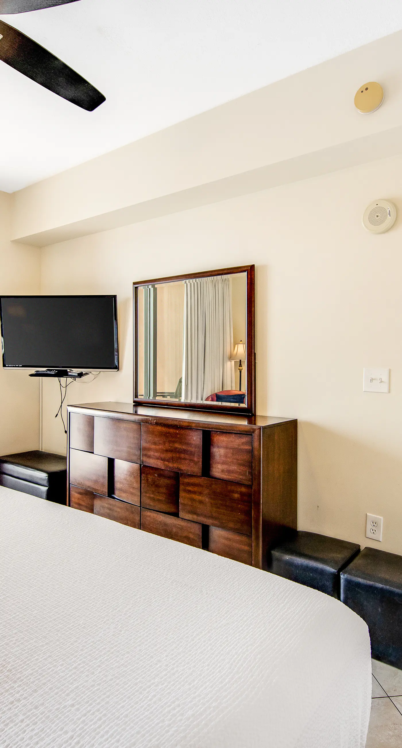 Inviting & spacious 18th-floor condo with tropical pools & gym - walk to the beach