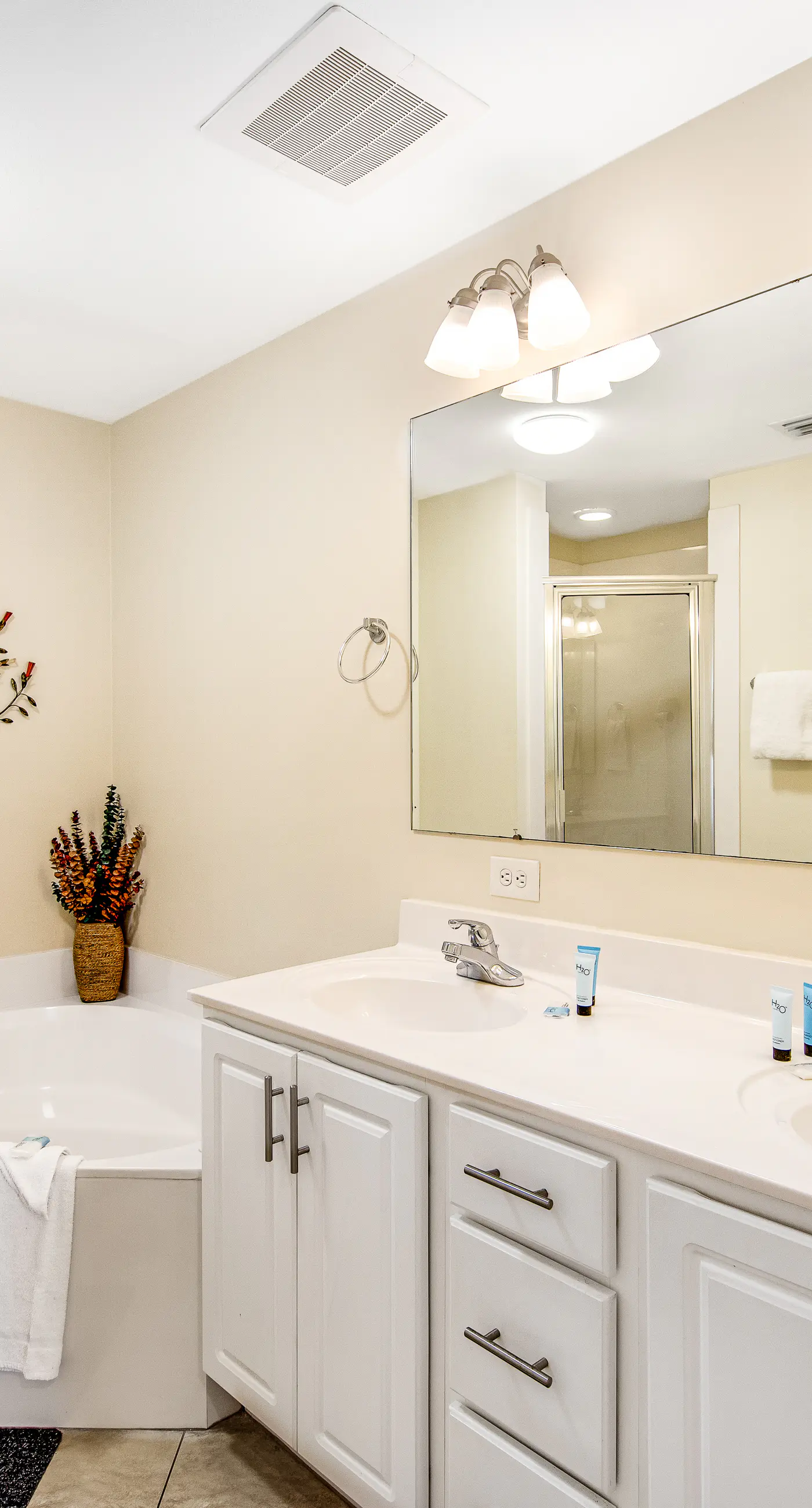 Inviting & spacious 18th-floor condo with tropical pools & gym - walk to the beach