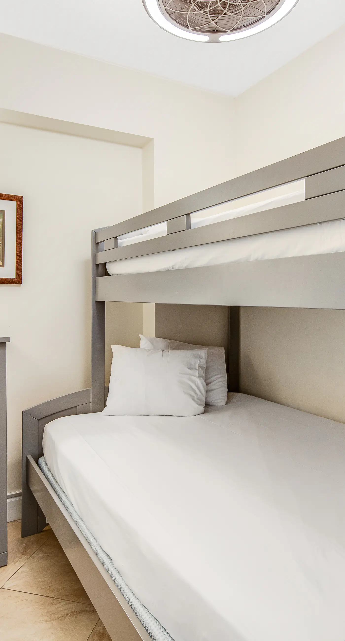 Inviting & spacious 18th-floor condo with tropical pools & gym - walk to the beach