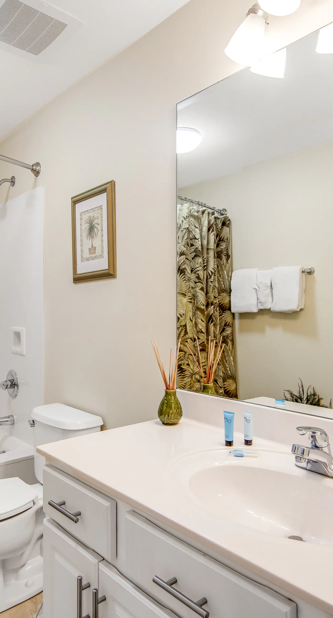 Inviting & spacious 18th-floor condo with tropical pools & gym - walk to the beach