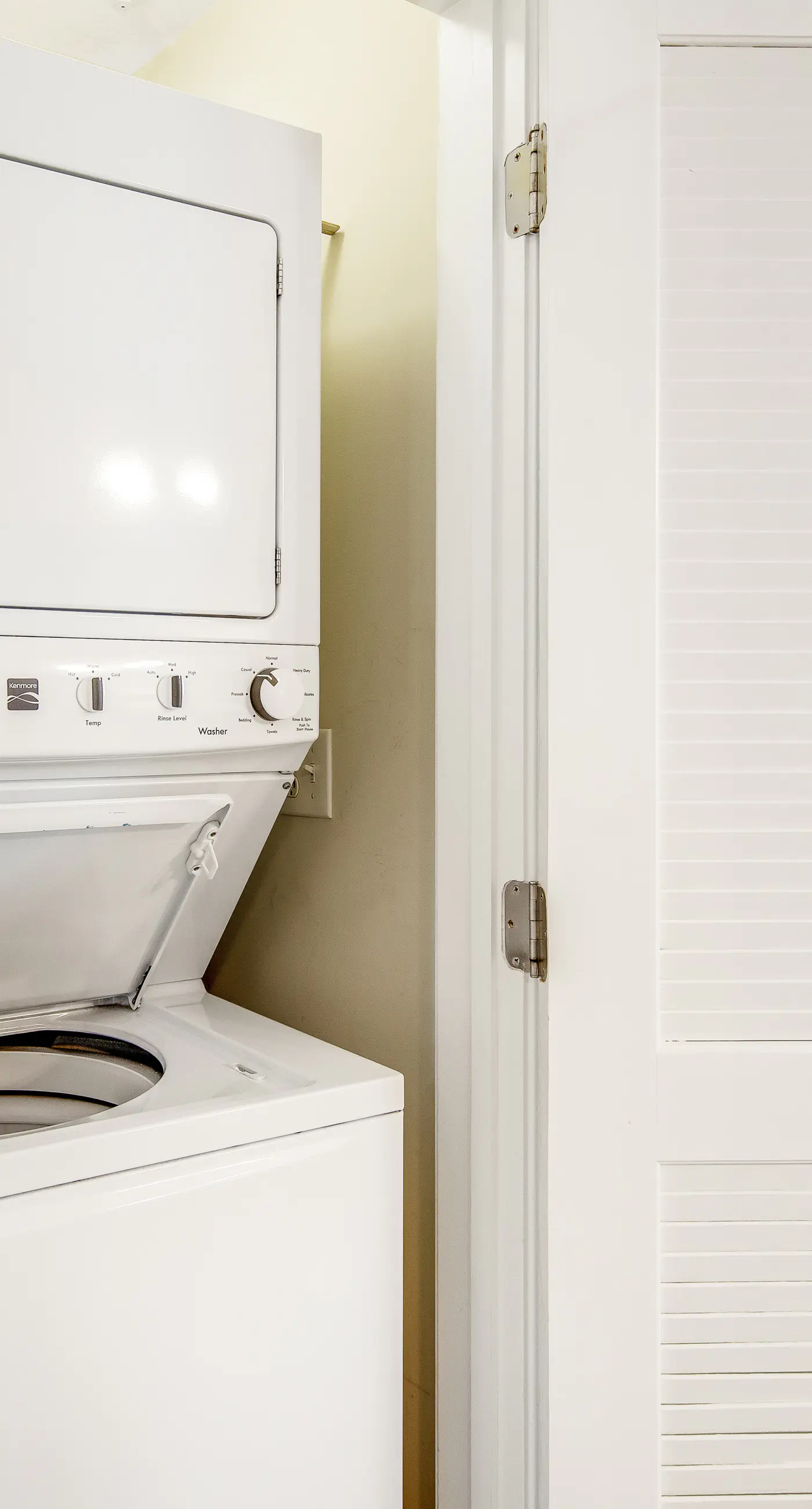 Inviting & spacious 18th-floor condo with tropical pools & gym - walk to the beach