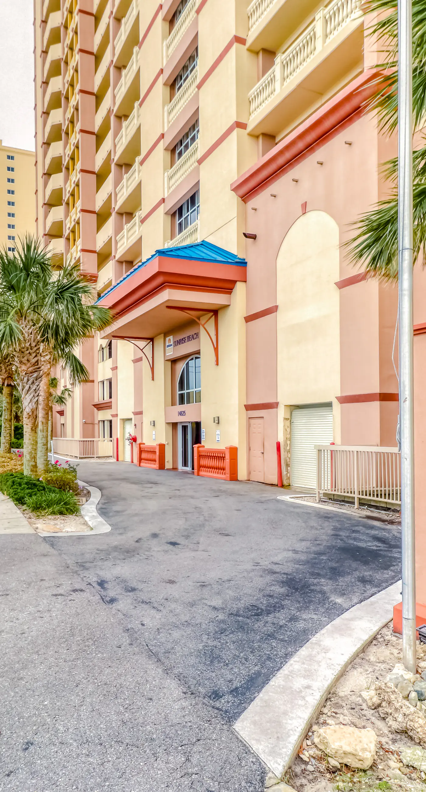 Inviting & spacious 18th-floor condo with tropical pools & gym - walk to the beach