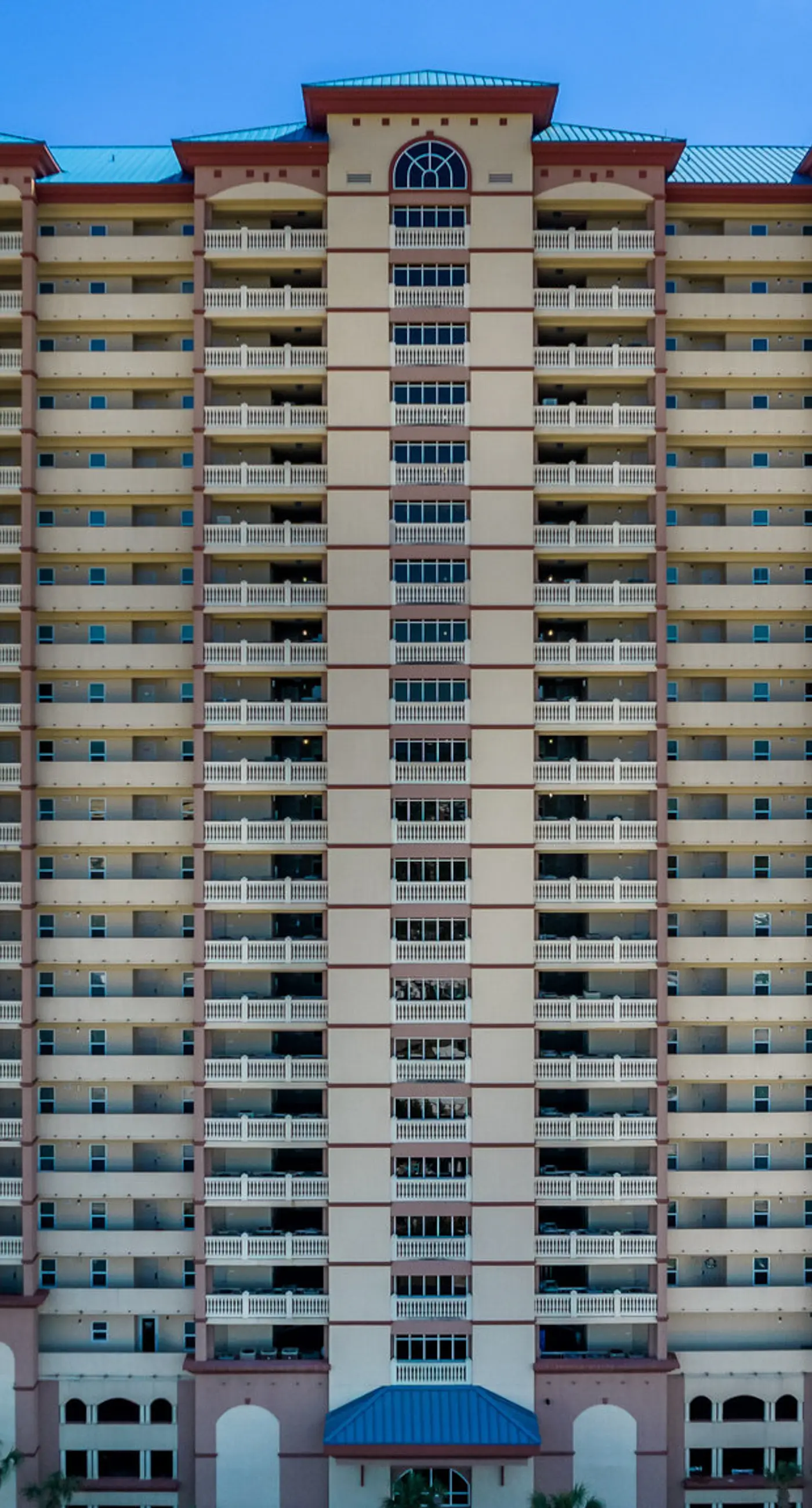 Inviting & spacious 18th-floor condo with tropical pools & gym - walk to the beach