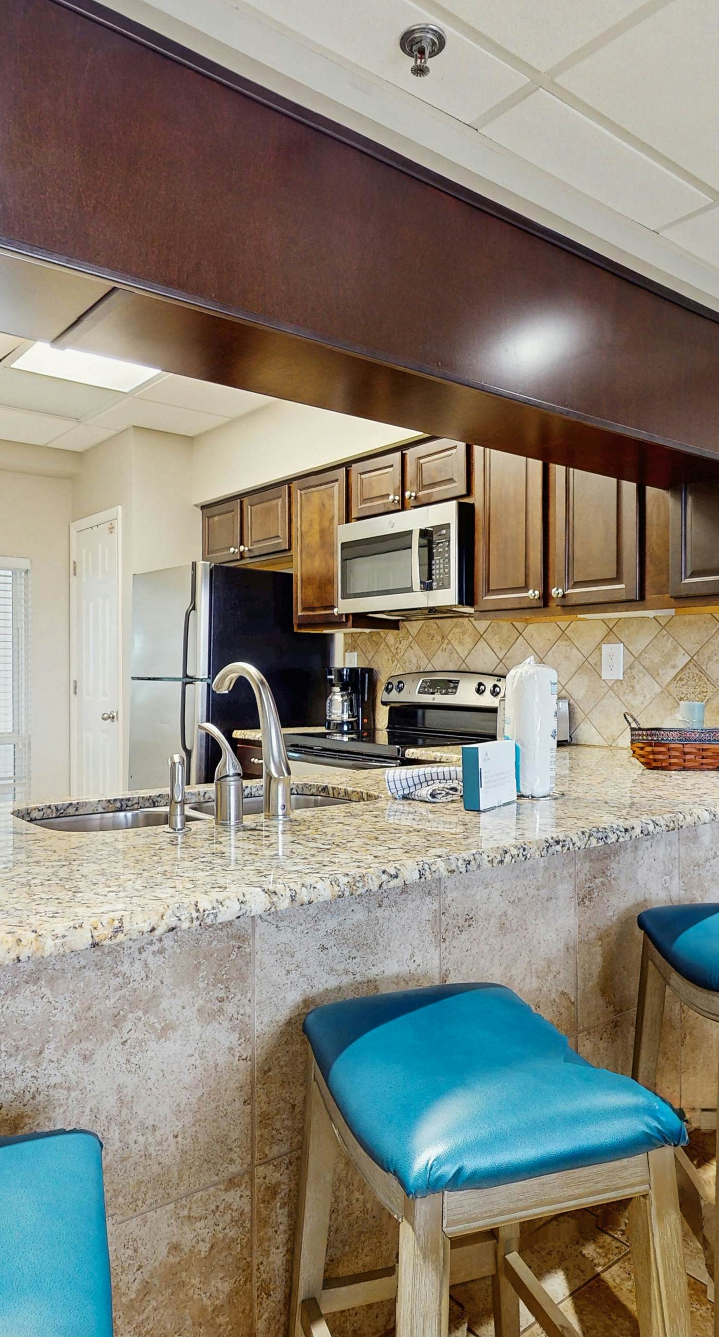 Elegant abode overlooking the pool with beach access, tennis & pickleball