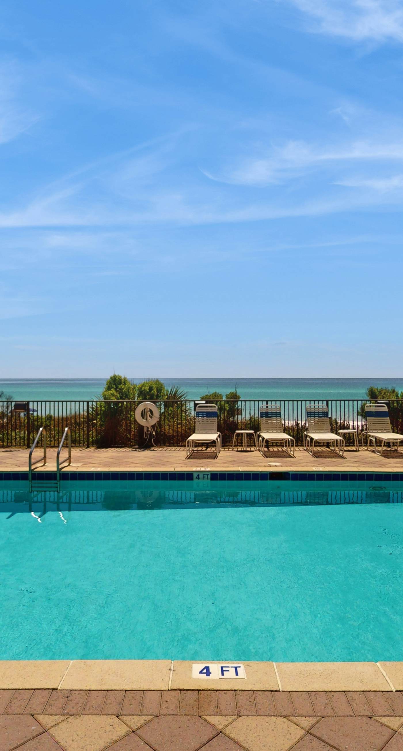 Cozy, Gulf-front home with 2 beach chairs - short distance to entertainment