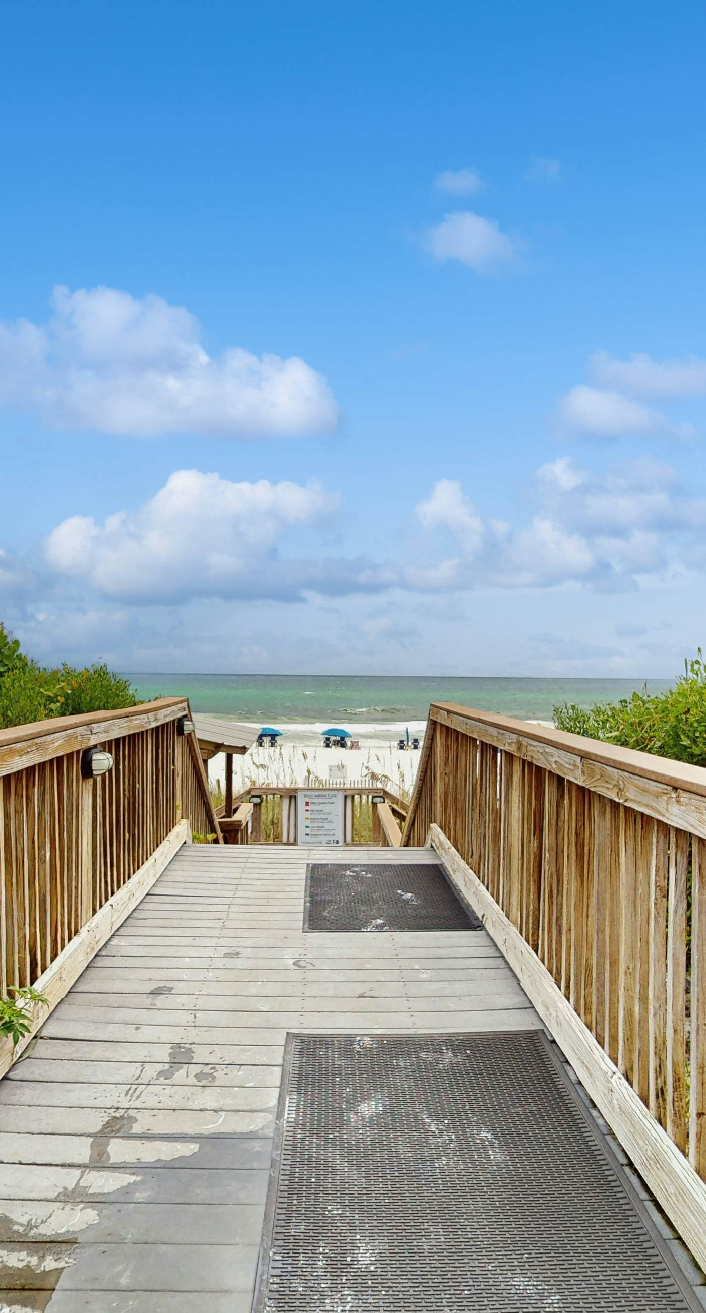 Cozy, Gulf-front home with 2 beach chairs - short distance to entertainment