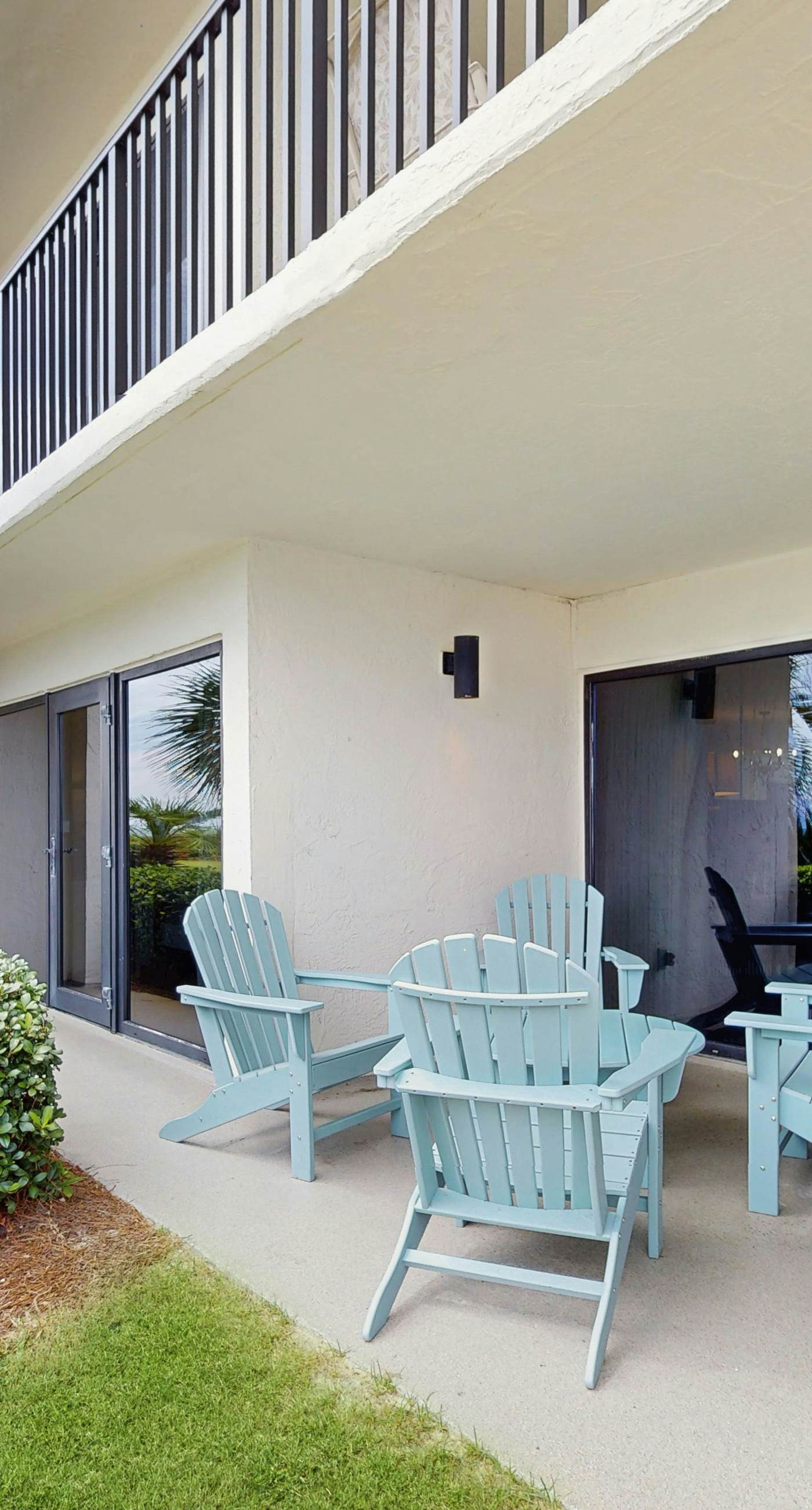 Cozy, Gulf-front home with 2 beach chairs - short distance to entertainment